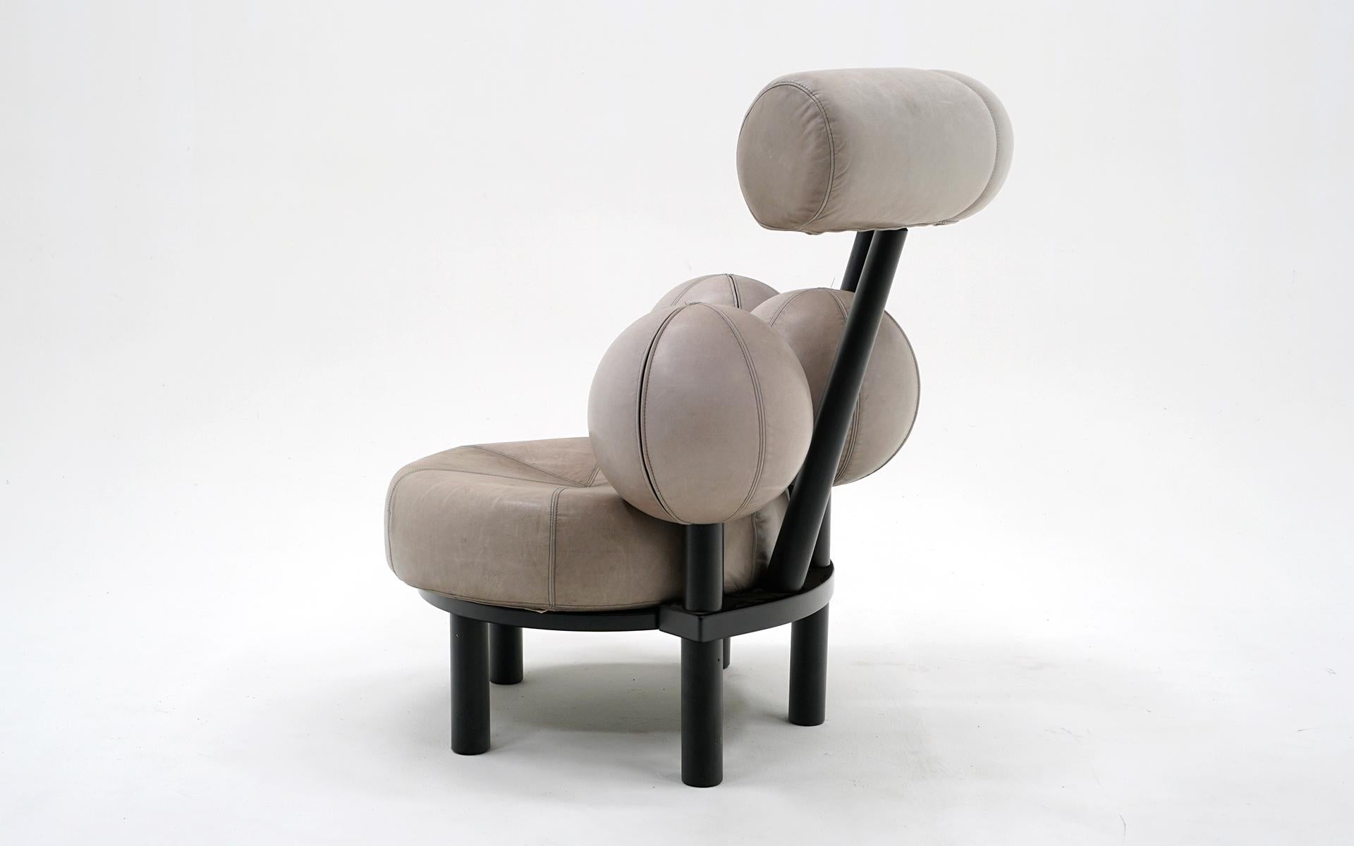 Silla Globe Lounge de Peter Obsvik, Noruega, años 80. Cuero gris claro.  Firmado en venta 3