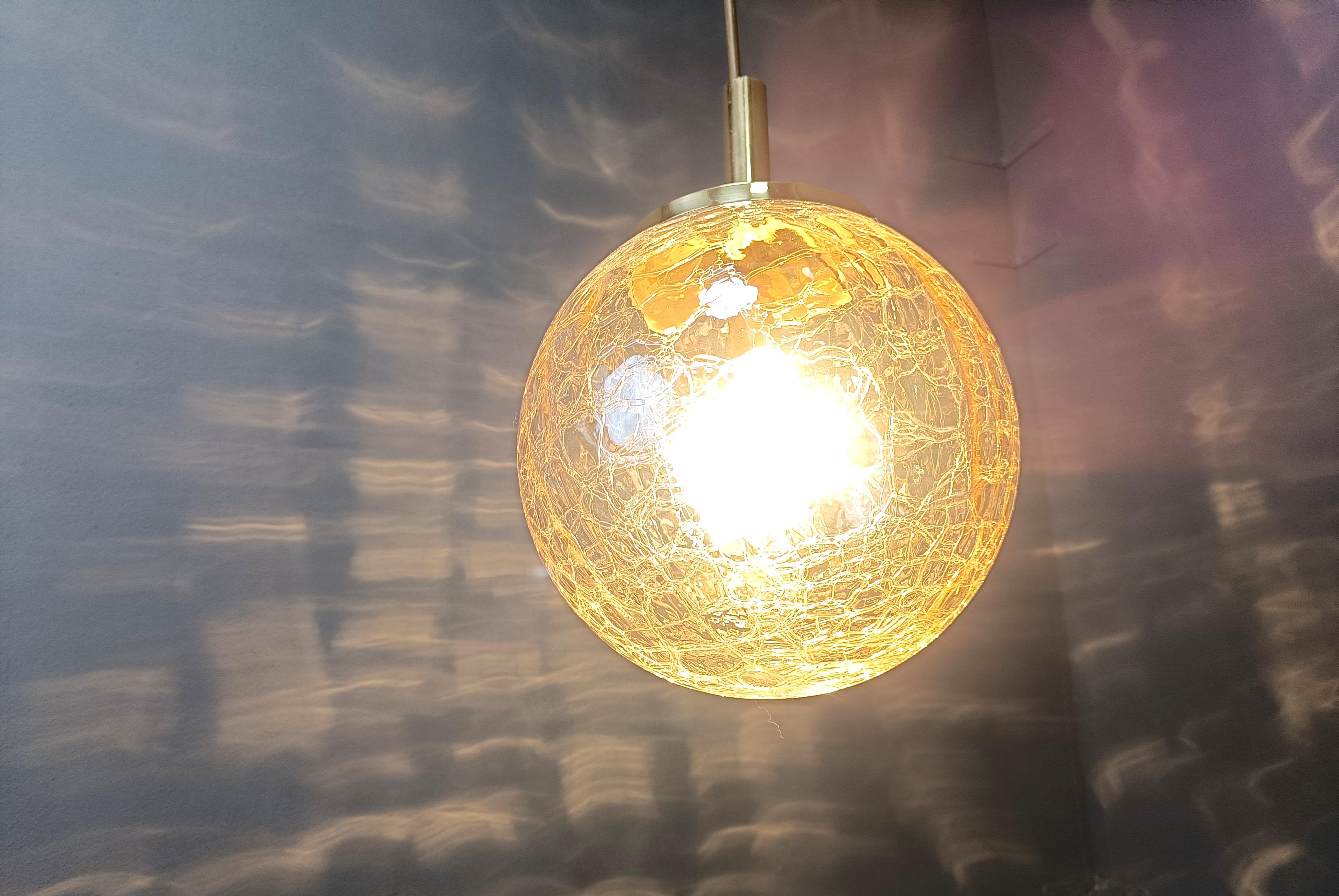Lampada a sospensione di metà secolo in vetro di Glashutte Limburg. 

Vetro color ambra che emette una bella luce.

Presa e porta paralume in ottone.

Il filo può essere allungato o accorciato a piacere.

Anni '60 - Germania

testato e pronto