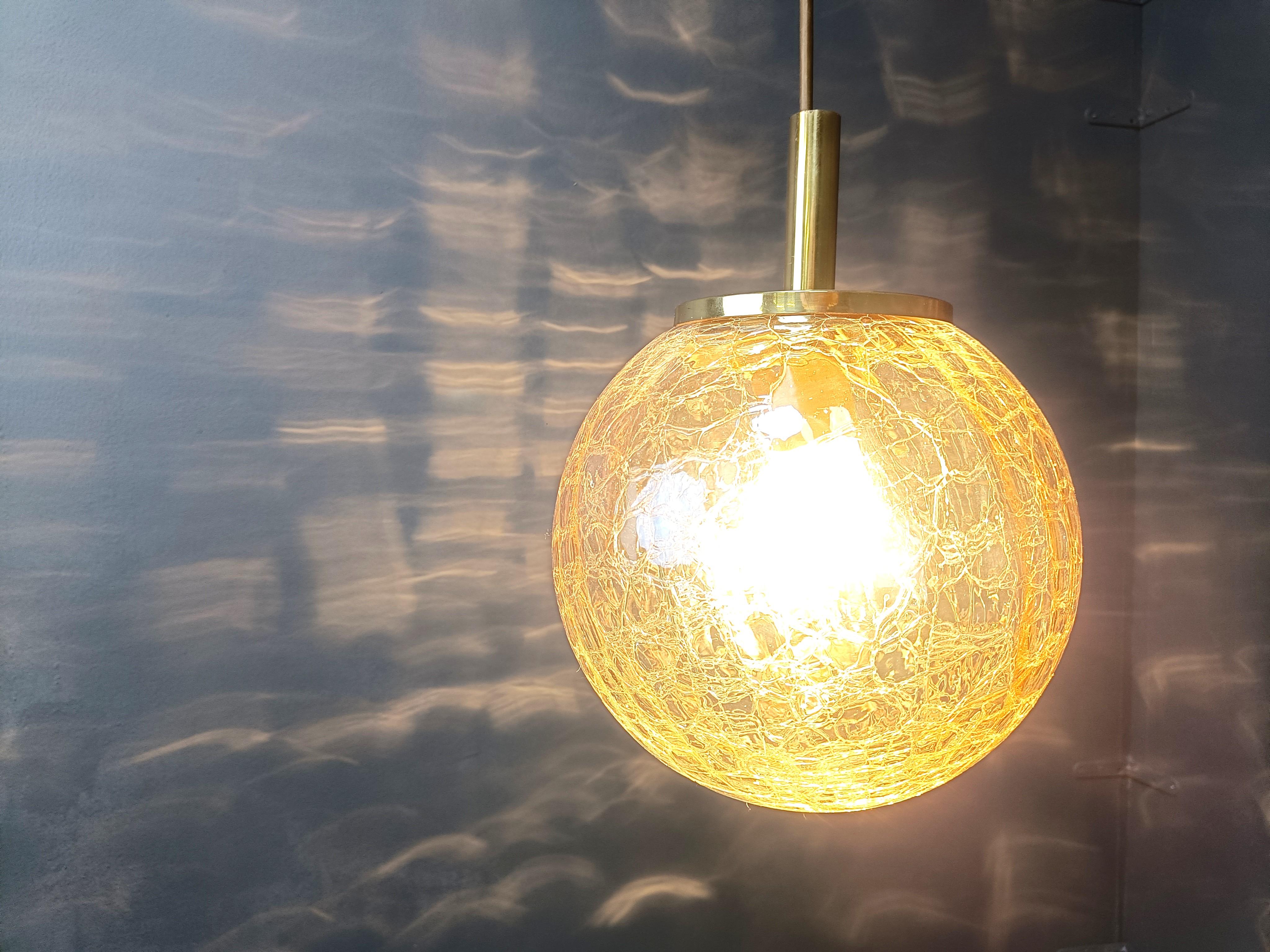 Mid-Century moderno Lampada a sospensione Globe di Glashutte Limburg, anni '60 in vendita