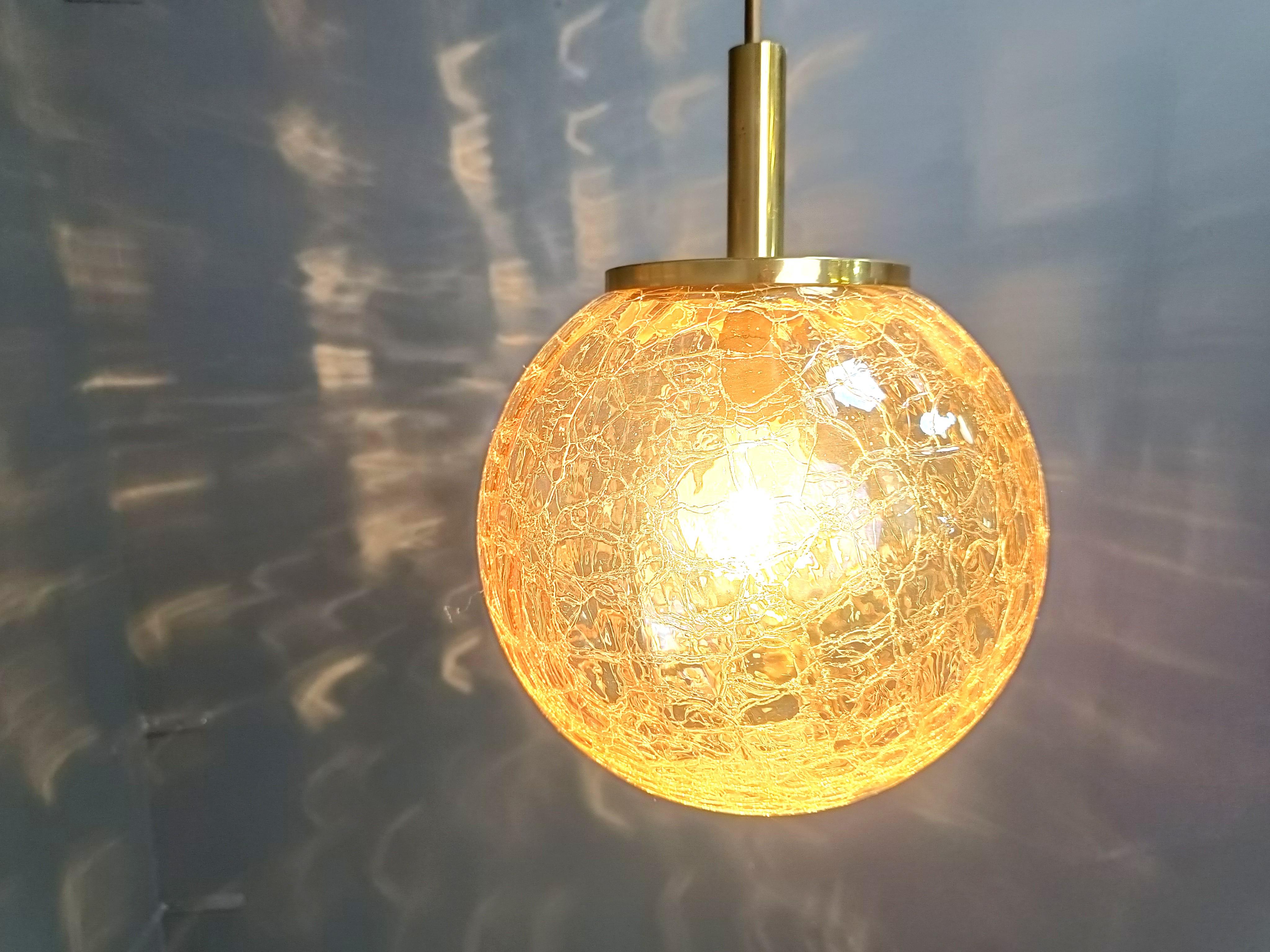 Lampada a sospensione Globe di Glashutte Limburg, anni '60 In condizioni buone in vendita a Leuven, Vlaams Gewest