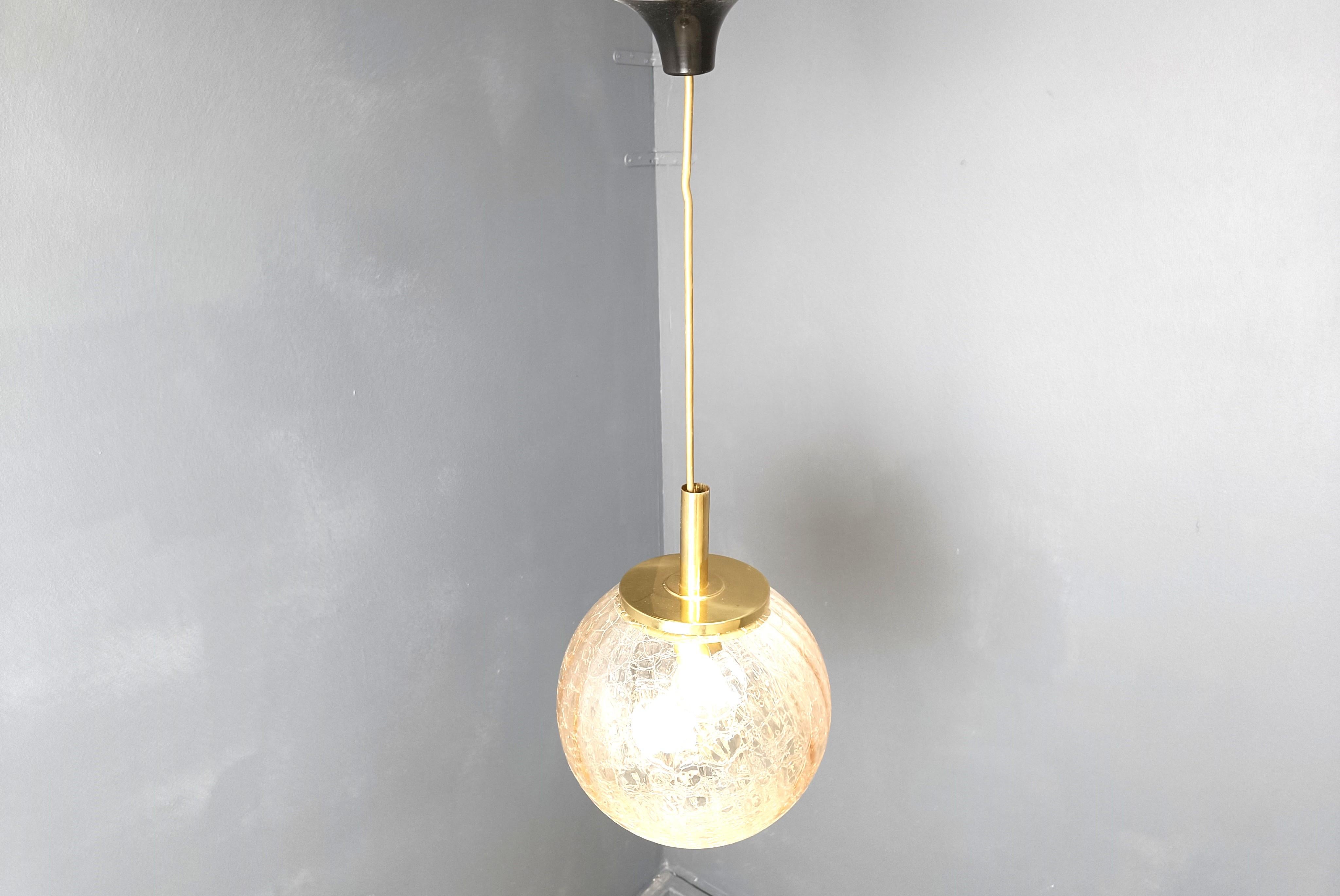 Ottone Lampada a sospensione Globe di Glashutte Limburg, anni '60 in vendita
