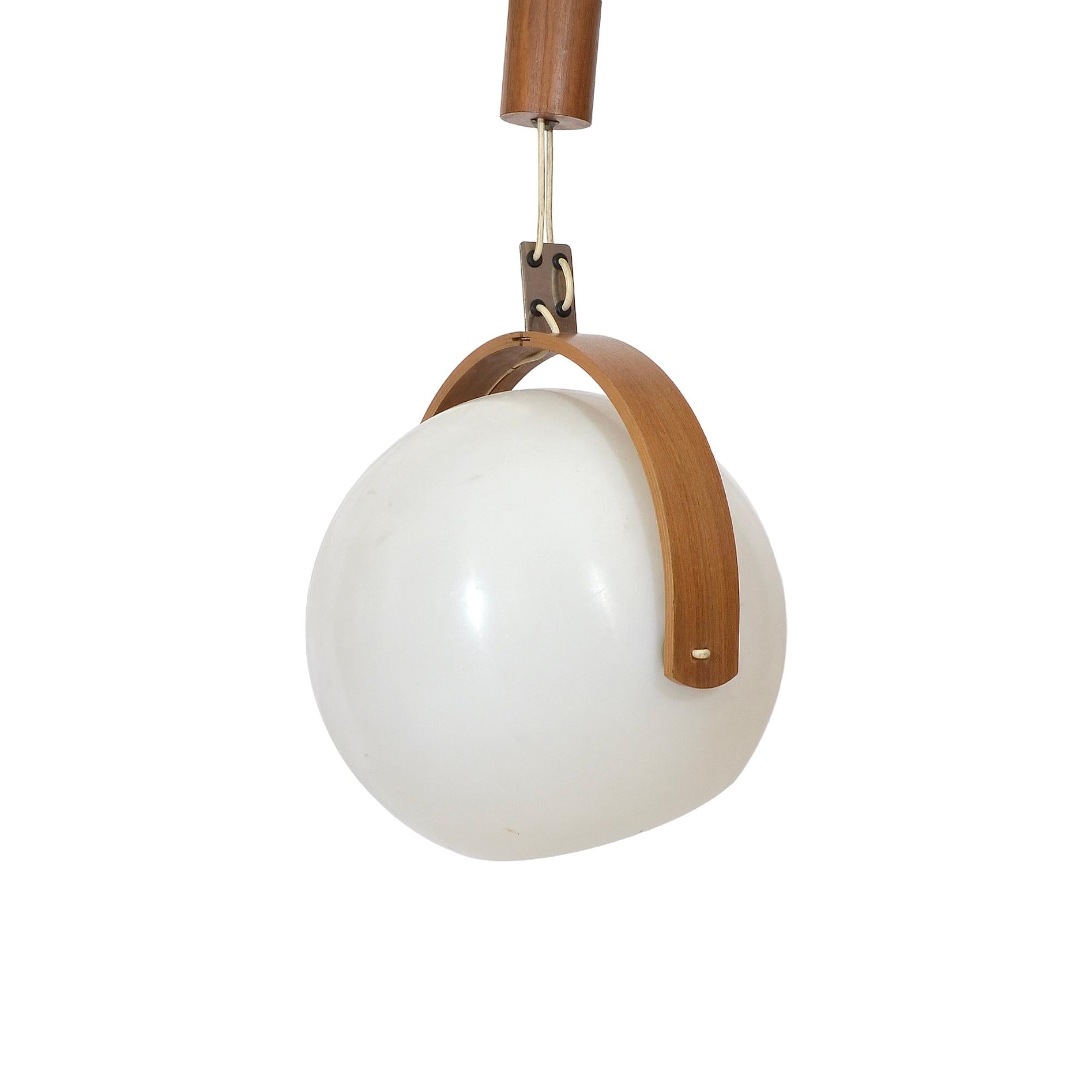 This large plastic sphere mounted on a curved teak plywood ring recalls the glory days of the Space Age era.

The globe can easily be moved on its horizontal axis to direct the direct light, otherwise opt for a softer diffusion by letting it pass