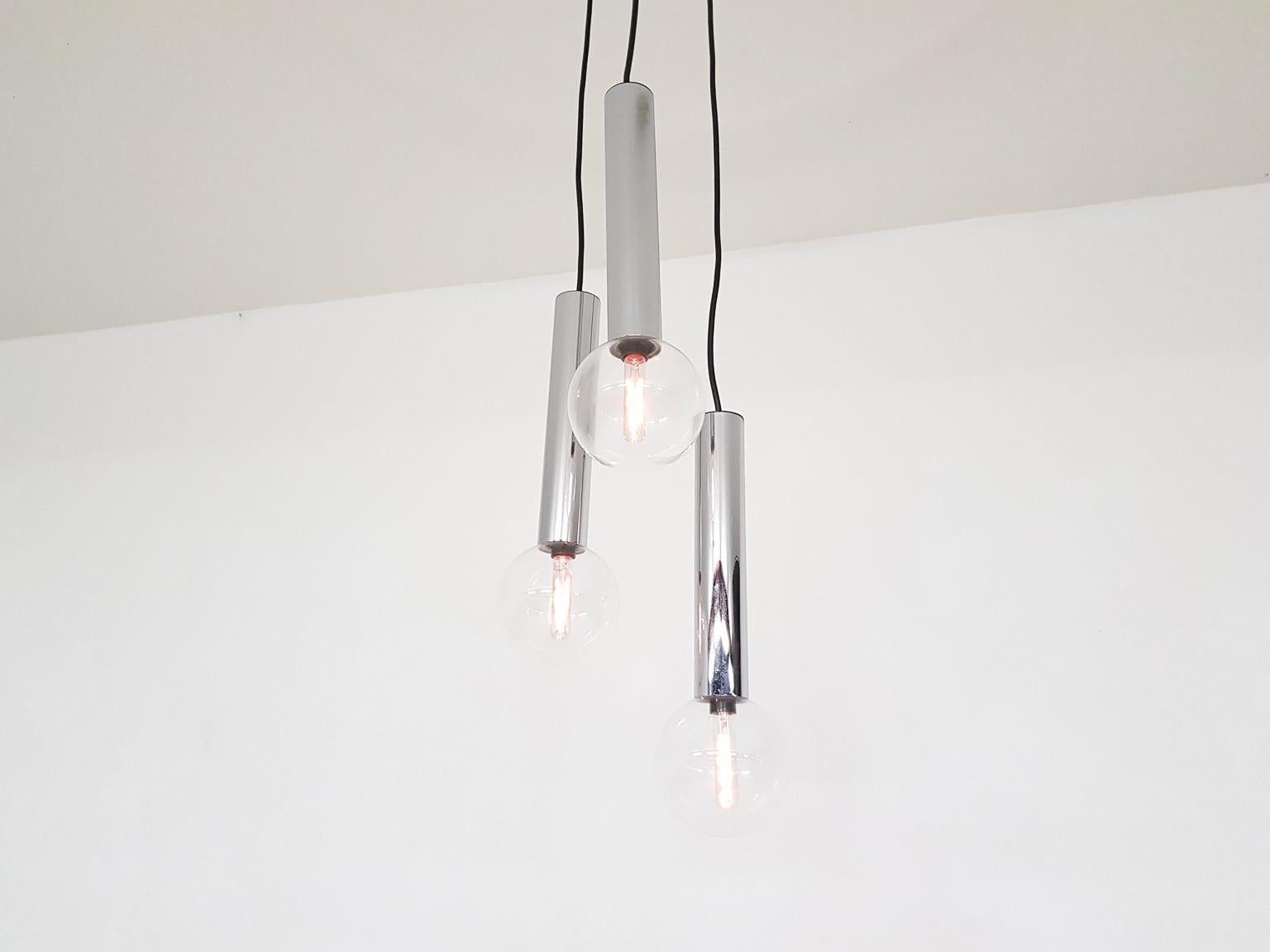Penadant Cascade Leuchte aus 3 Glaskugeln in Chromrohren von Motoko Ishii für Staff Leuchten, hergestellt in Deutschland in den 1960er Jahren.

Die Pendelleuchte aus der Mitte des Jahrhunderts wird mit den originalen Glühbirnen geliefert. Diese