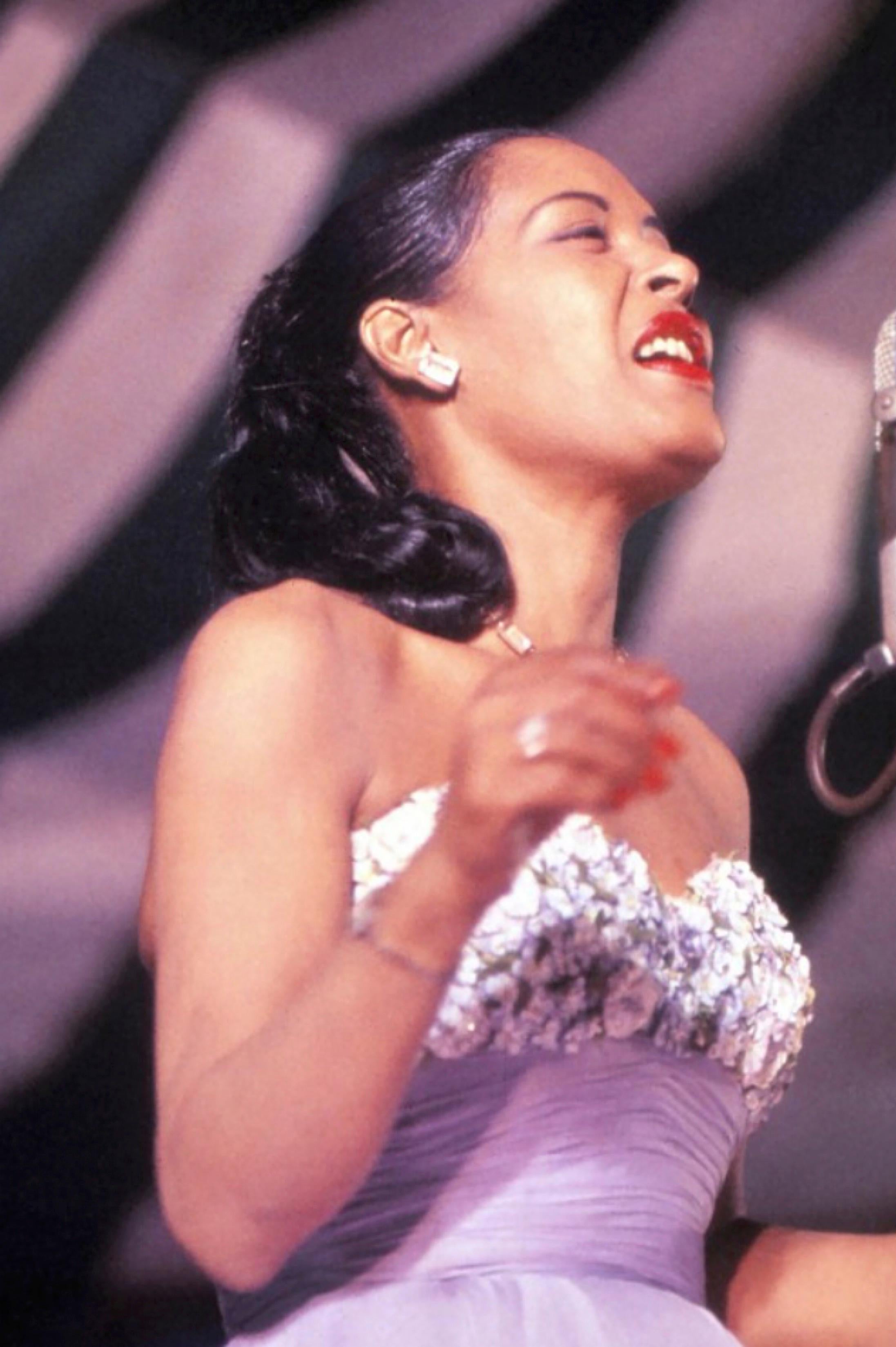 Globe Photo Archives Color Photograph – Billie Holiday auf der Bühne -  Limitierter Druck in Übergröße 