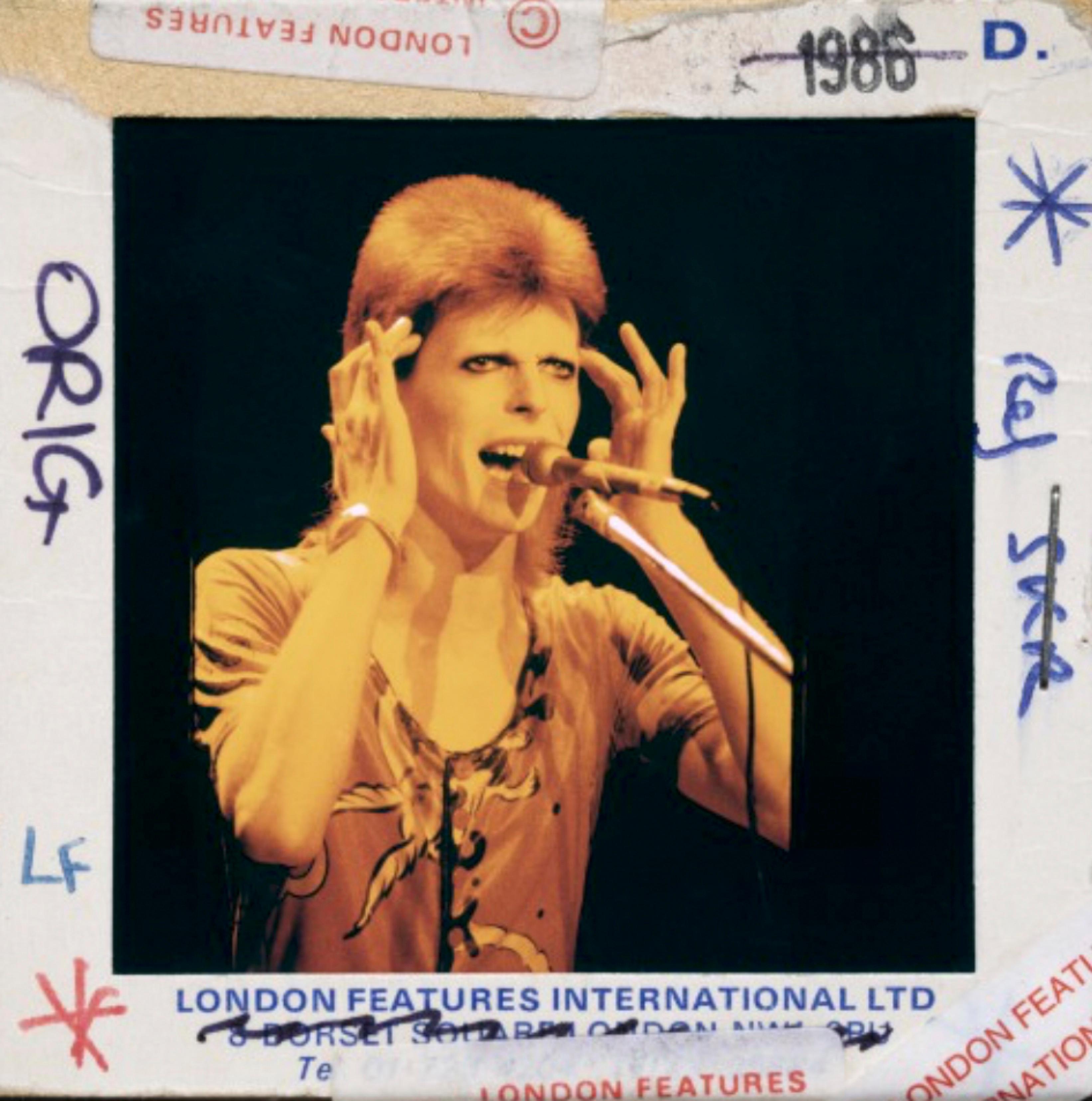 Globe Photo Archives Color Photograph – David Bowie singt auf der Bühne -  Überformatiger Druck in limitierter Auflage 