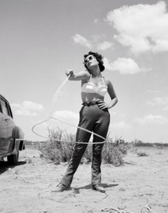 Elizabeth Taylor Spinning Lasso in „Giant“ – Elizabeth Taylor  Limitierter Druck in Übergröße 