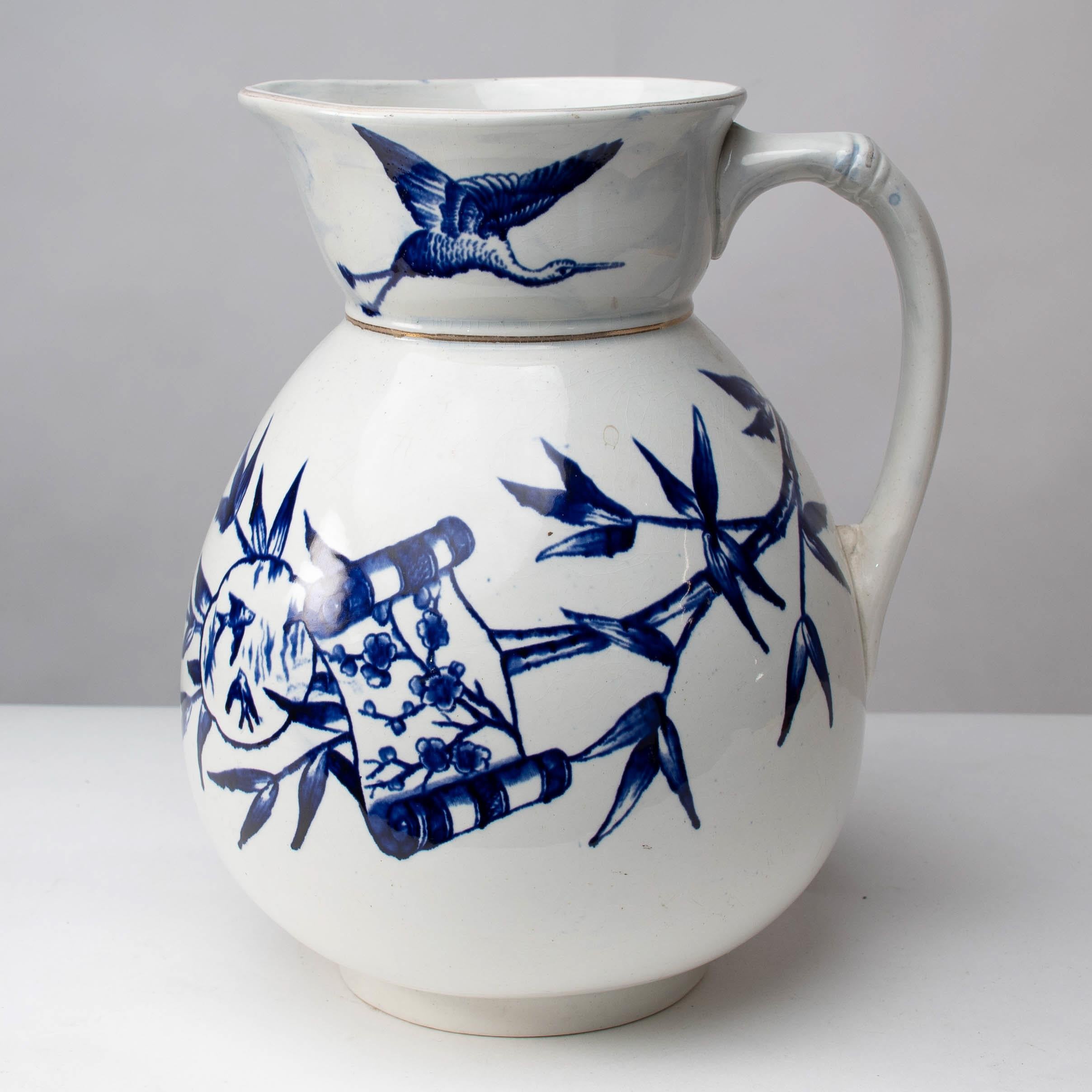 Globe Pottery. Design/One. Una grande brocca blu e bianca dell'Aesthetic Movement in vendita 3