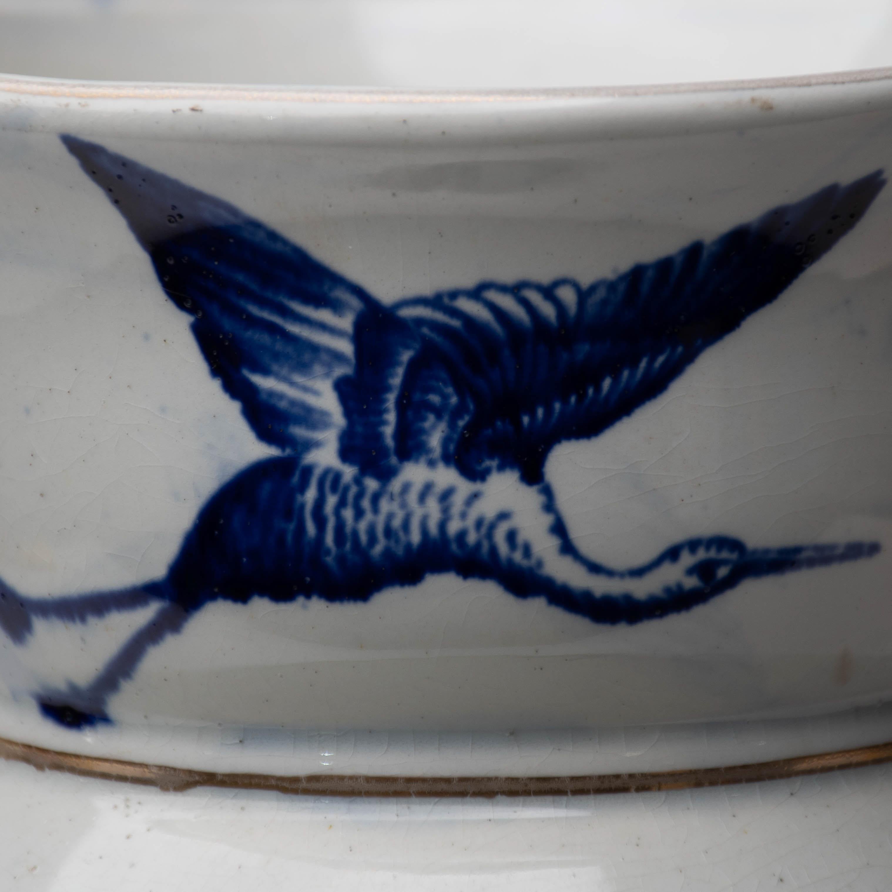 Globe Pottery. Design/One. Una grande brocca blu e bianca dell'Aesthetic Movement in vendita 5