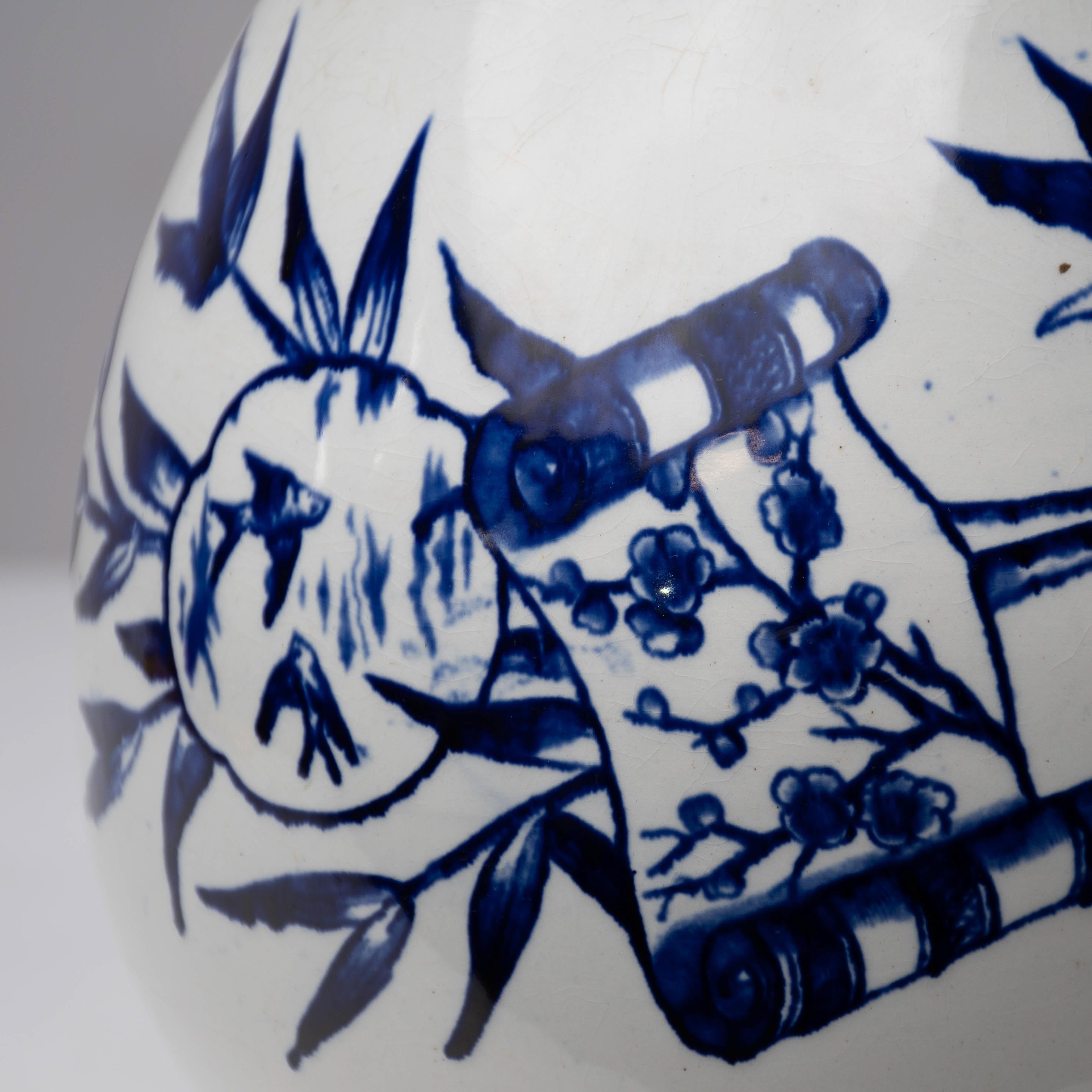 Globe Pottery. Design/One. Una grande brocca blu e bianca dell'Aesthetic Movement in vendita 7