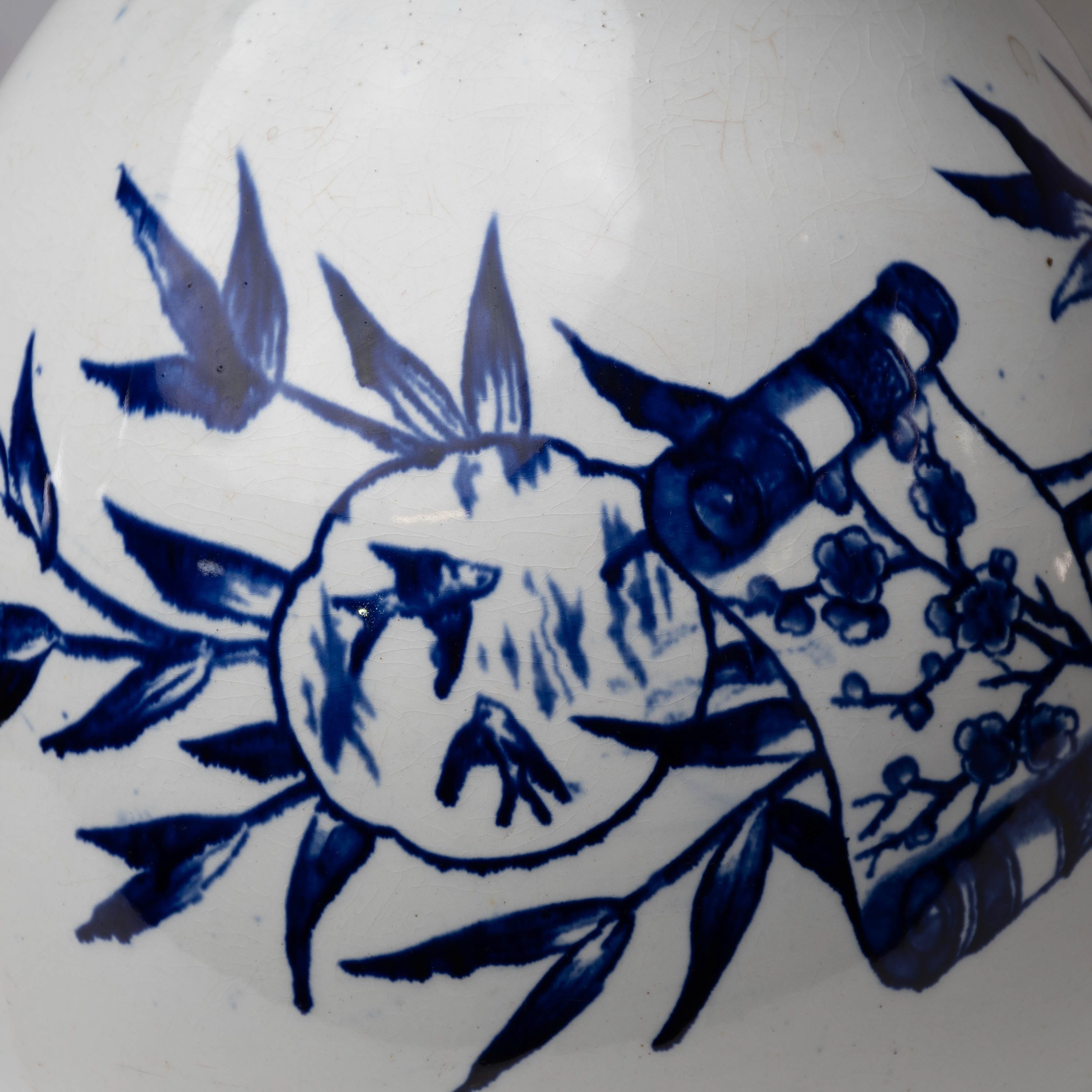 Globe Pottery. Design/One. Una grande brocca blu e bianca dell'Aesthetic Movement in vendita 8