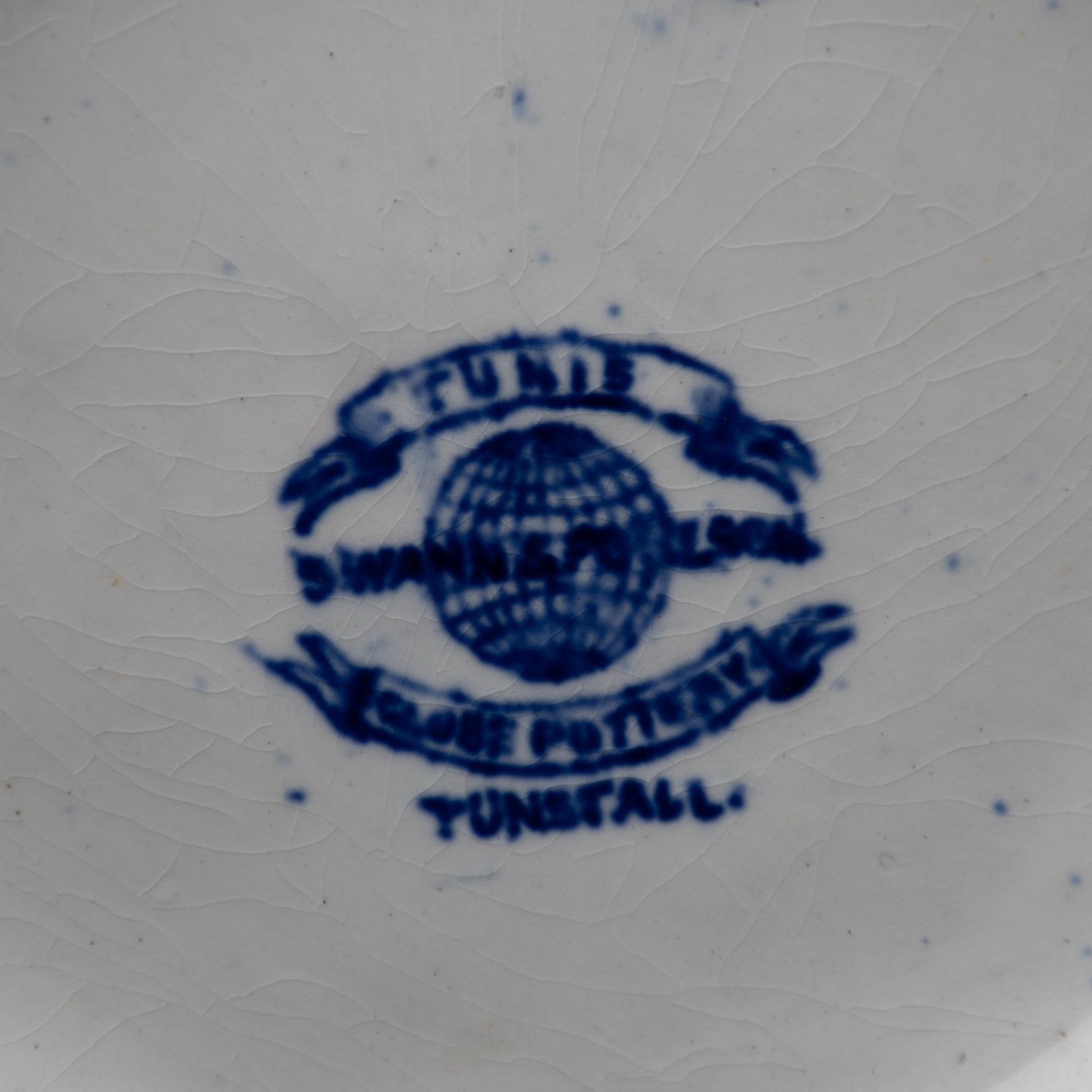 Globe Pottery. Design/One. Una grande brocca blu e bianca dell'Aesthetic Movement in vendita 10