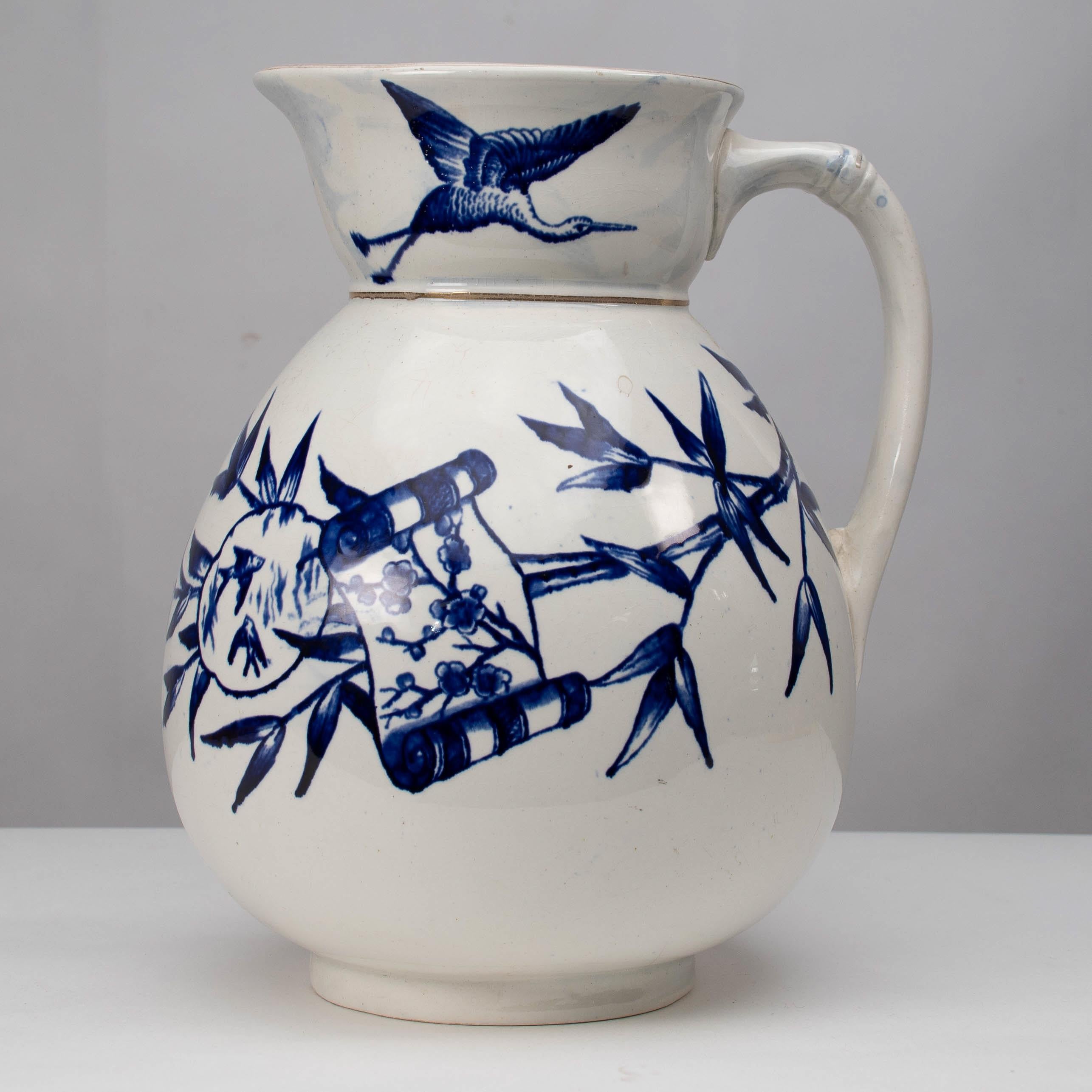 Globe Pottery. Design/One. Una grande brocca blu e bianca dell'Aesthetic Movement.