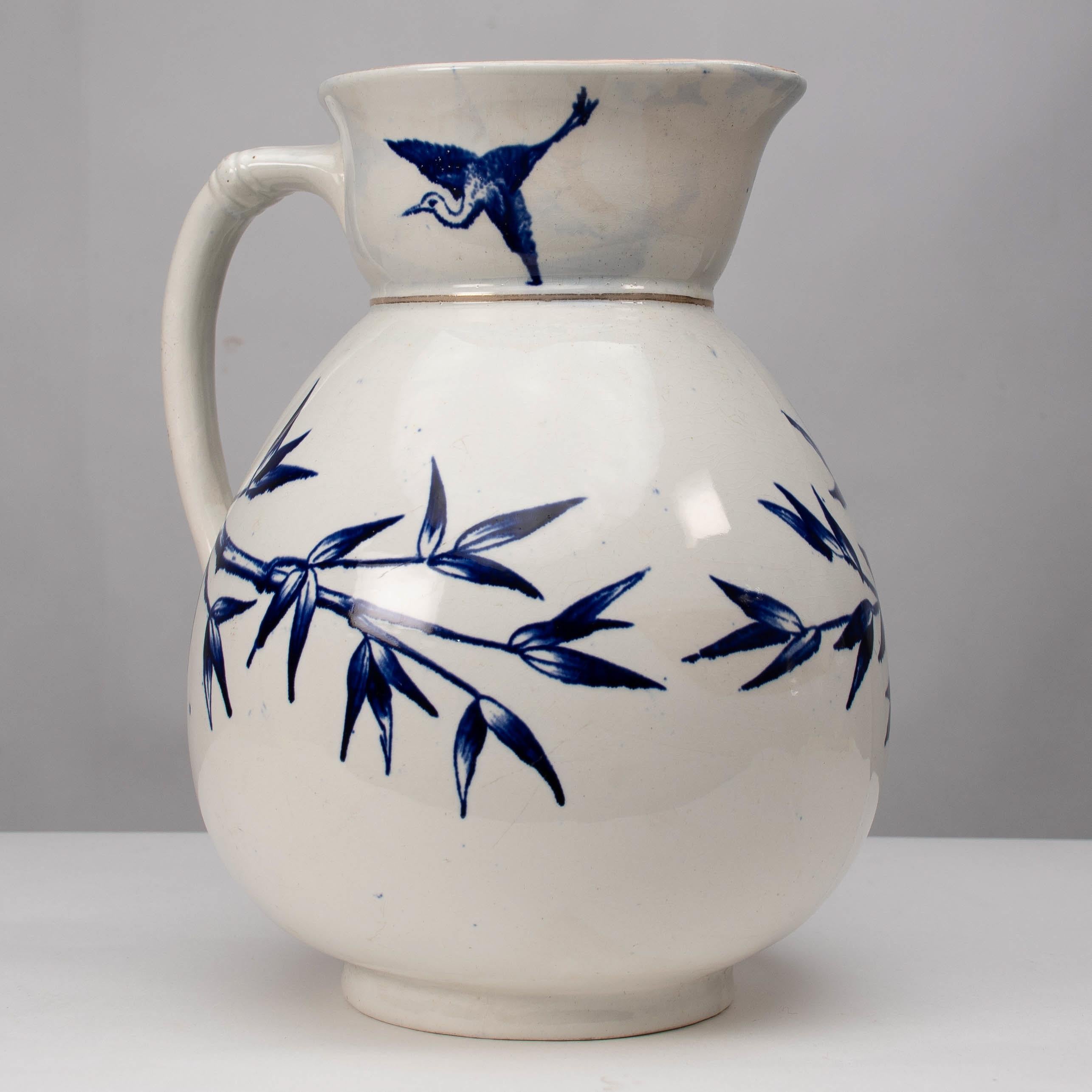 Estetismo Globe Pottery. Design/One. Una grande brocca blu e bianca dell'Aesthetic Movement in vendita