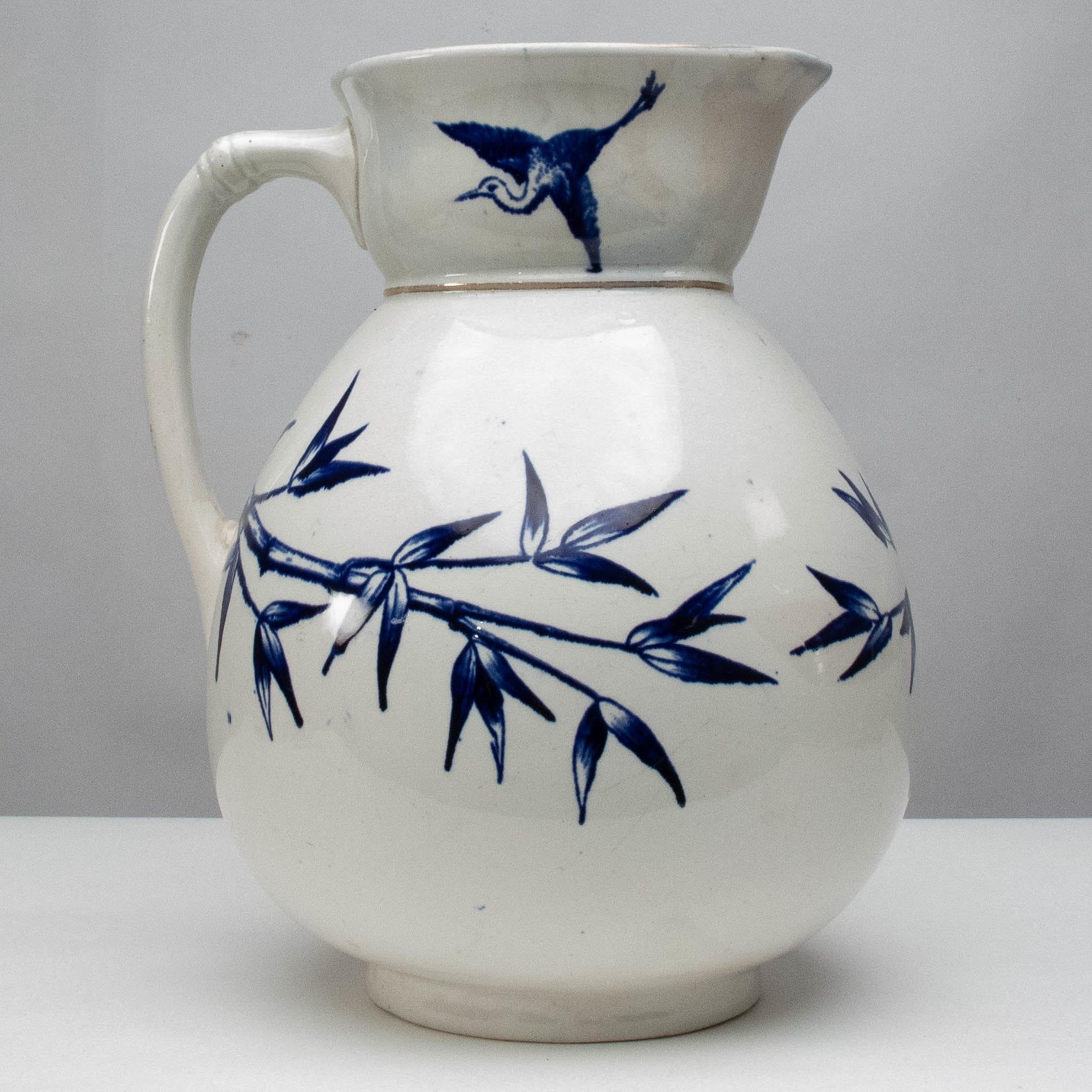Inglese Globe Pottery. Design/One. Una grande brocca blu e bianca dell'Aesthetic Movement in vendita