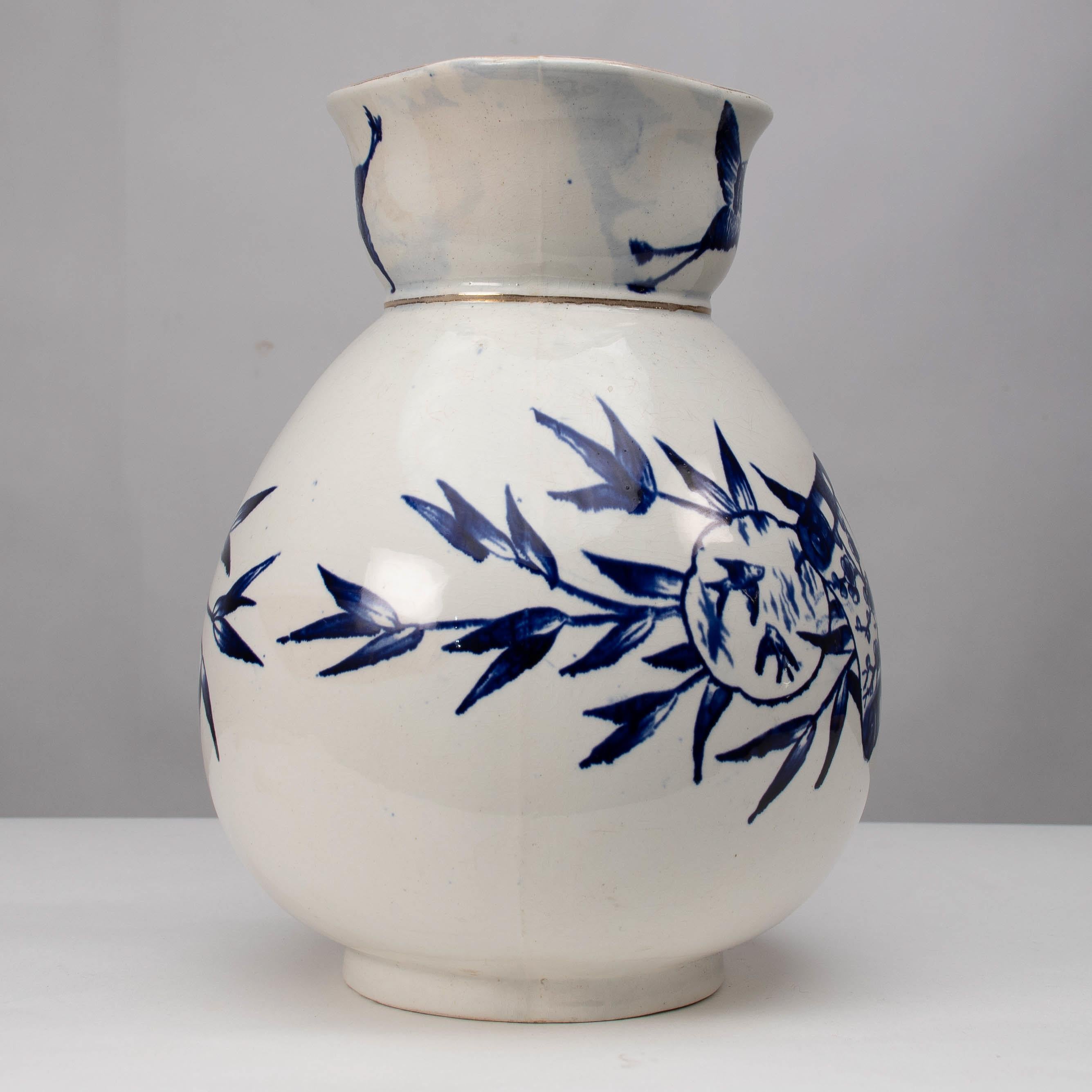 Globe Pottery. Design/One. Una grande brocca blu e bianca dell'Aesthetic Movement In condizioni buone in vendita a London, GB