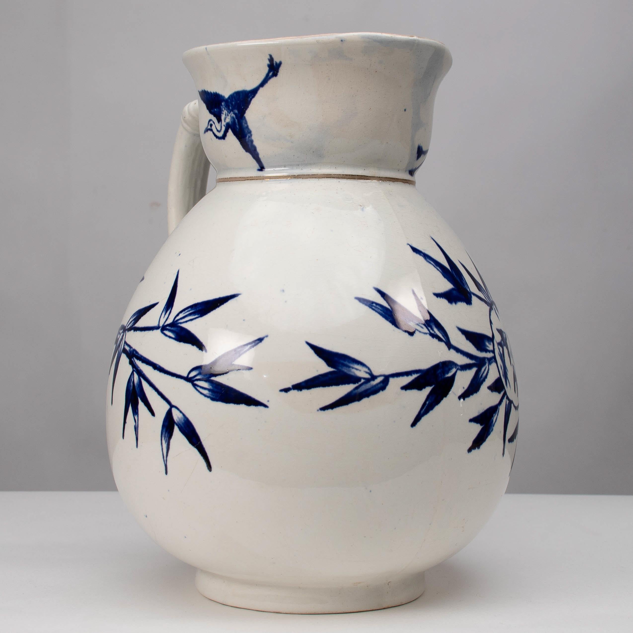 Fine XIX secolo Globe Pottery. Design/One. Una grande brocca blu e bianca dell'Aesthetic Movement in vendita