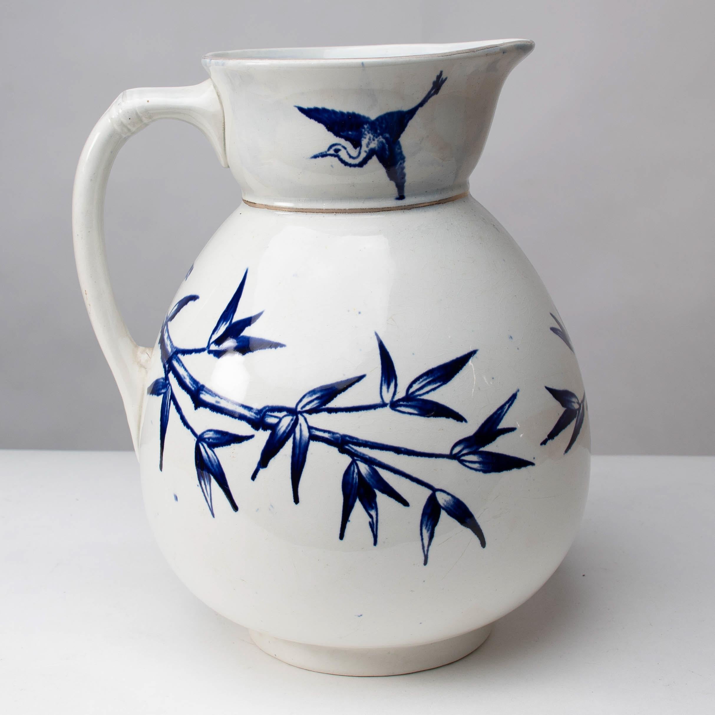 Ceramica Globe Pottery. Design/One. Una grande brocca blu e bianca dell'Aesthetic Movement in vendita