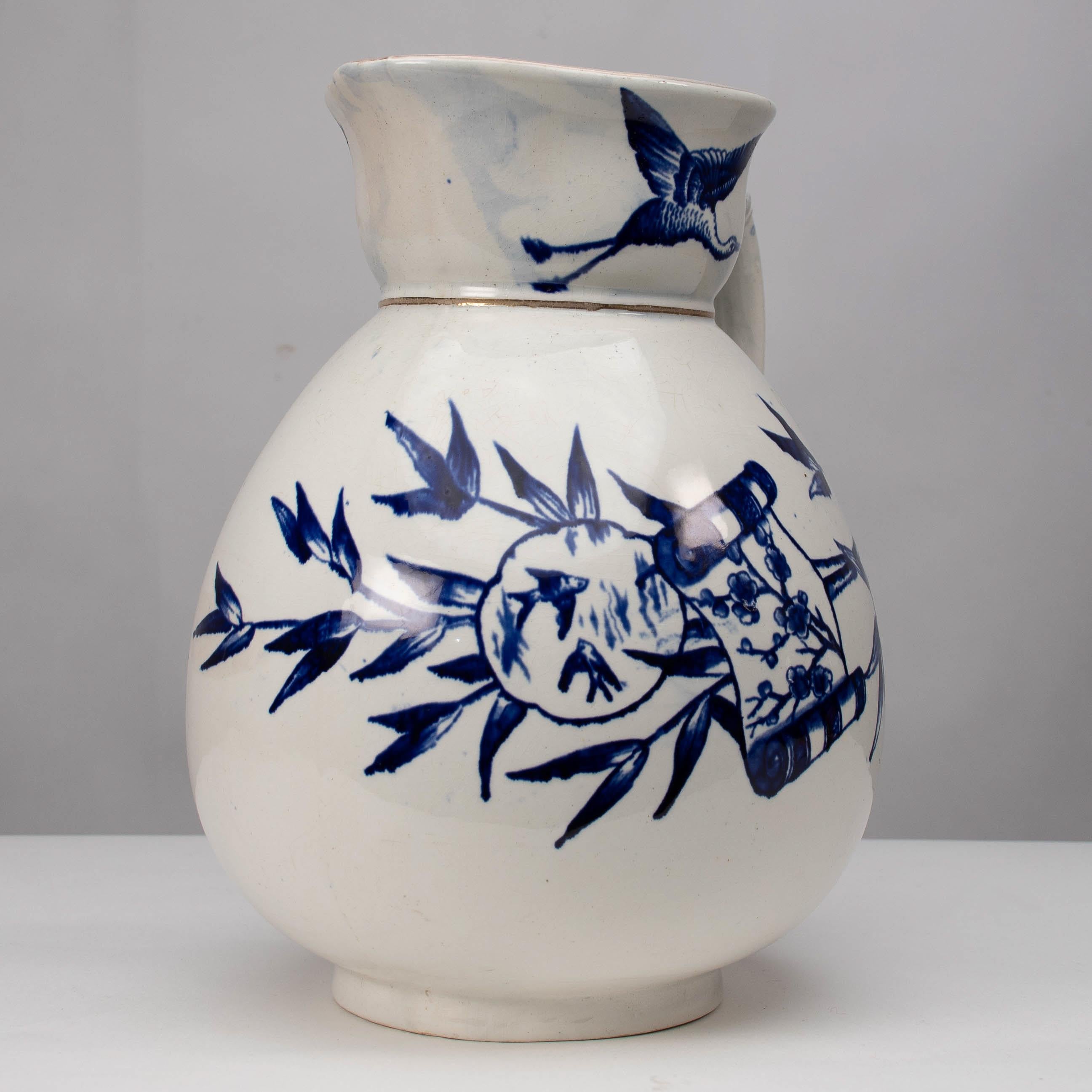 Globe Pottery. Design/One. Una grande brocca blu e bianca dell'Aesthetic Movement in vendita 1