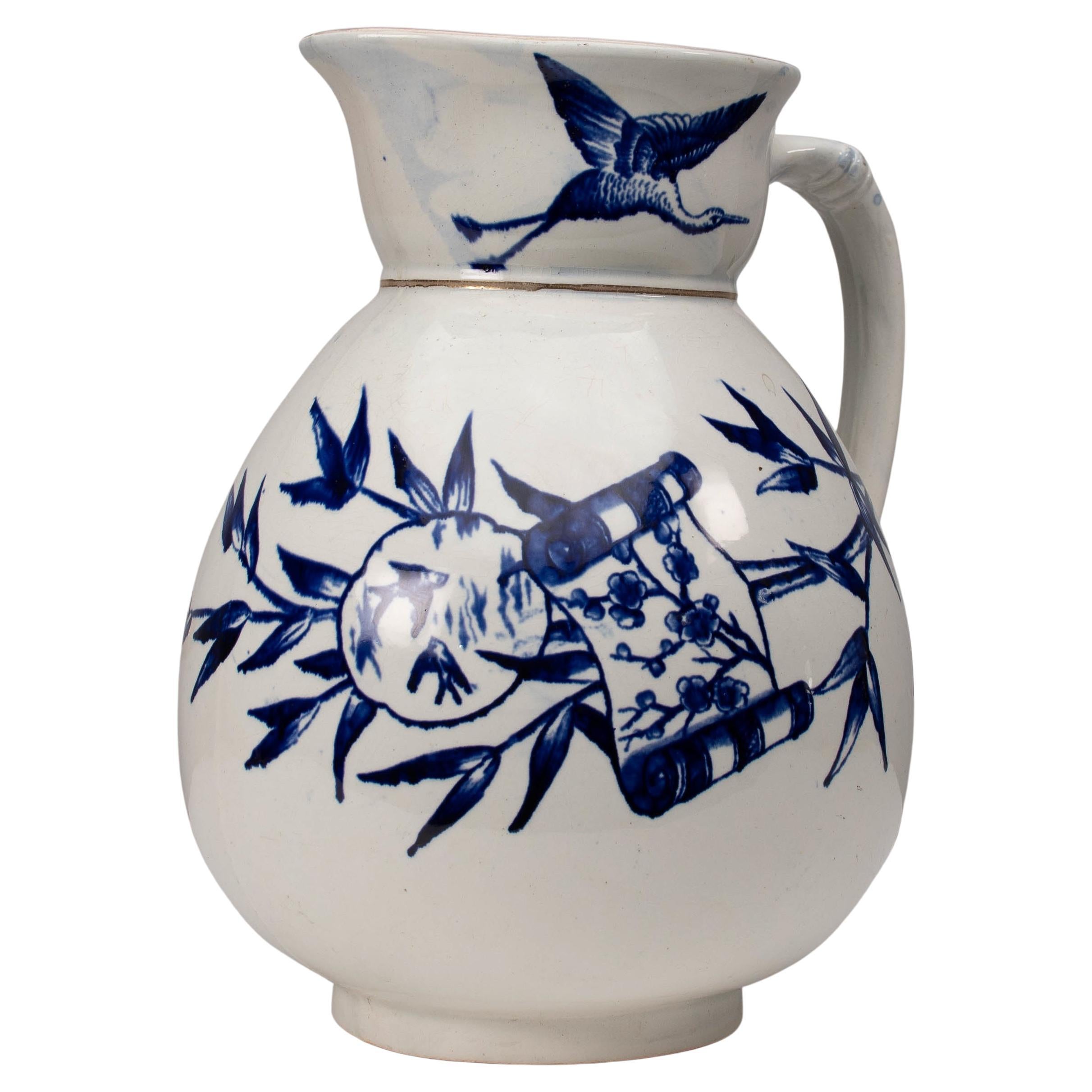 Globe Pottery. Design/One. Una grande brocca blu e bianca dell'Aesthetic Movement