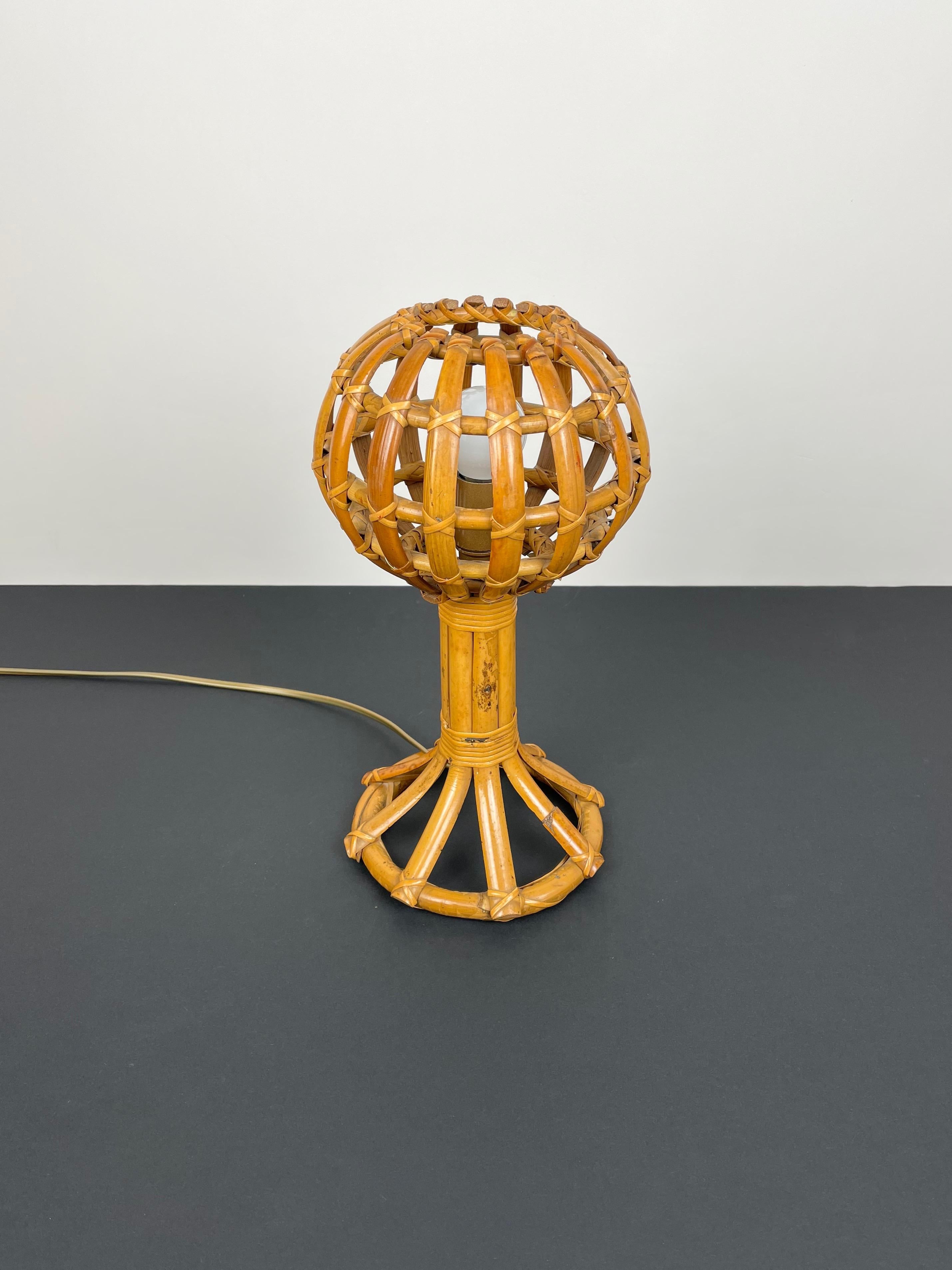 Globe-shaped table lamp in rattan in the style of the French designer Louis Sognot. Made in France in the 1960s.