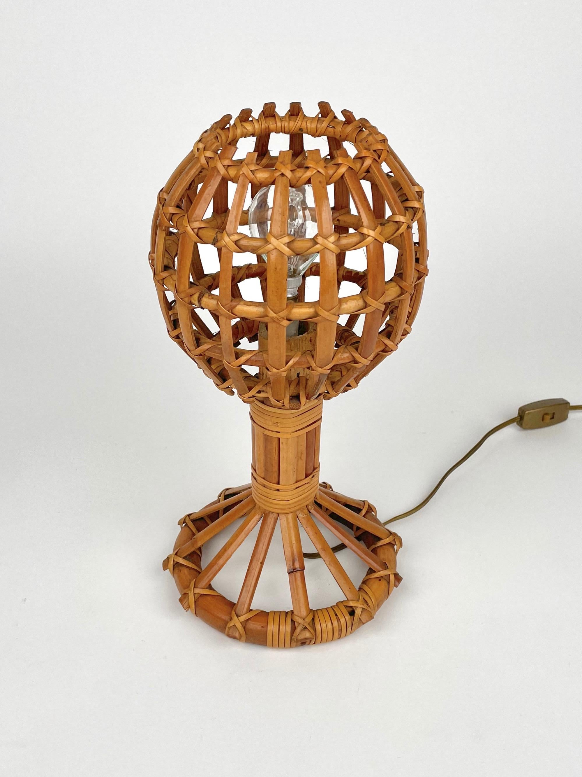 Globe-shaped table lamp in rattan in the style of the French designer Louis Sognot.

Made in France in the 1960s.