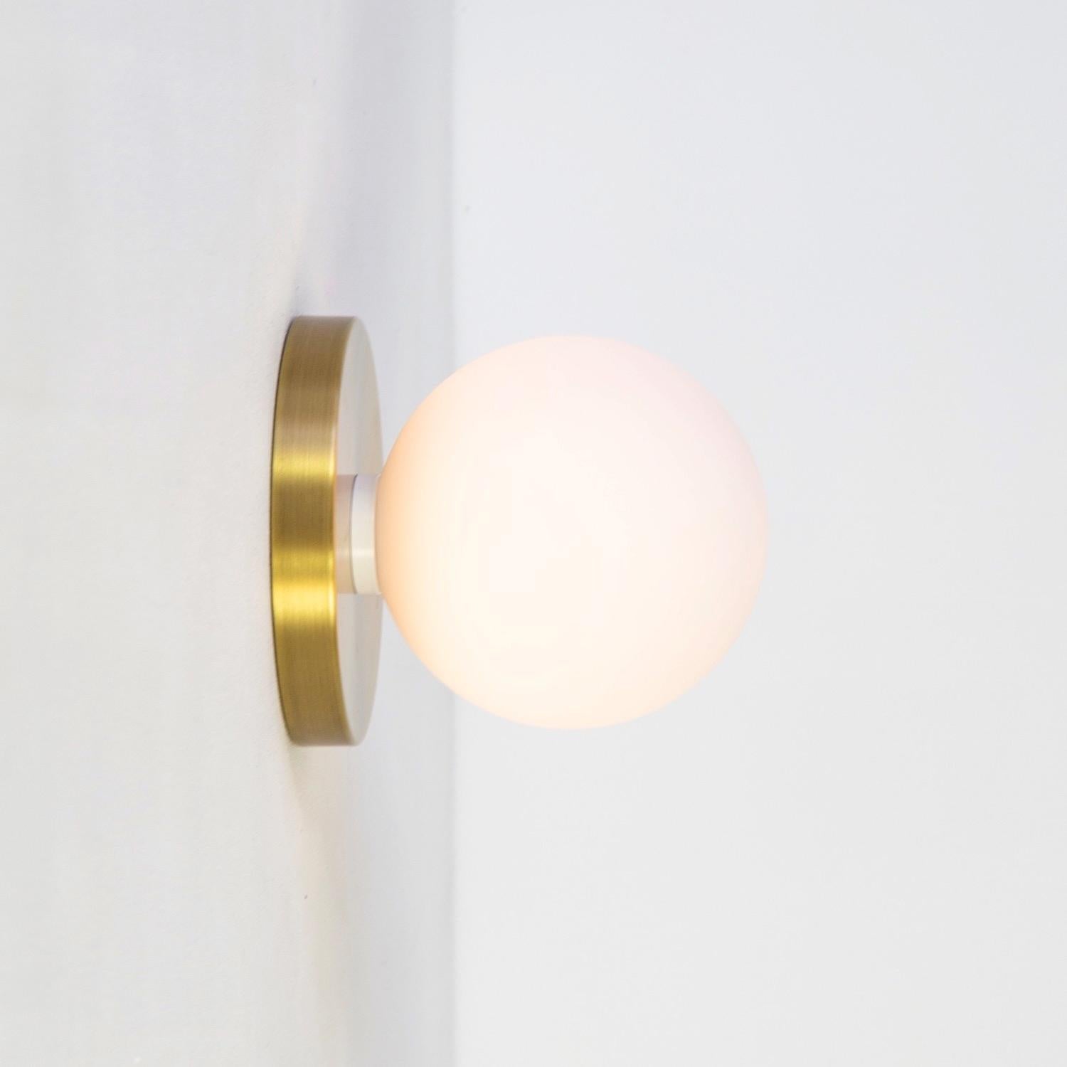 Globe Sconce by Research.Lighting, latón cepillado, cristal de 5 pulgadas, hecho a medida en Nuevo estado para la venta en Brooklyn, NY