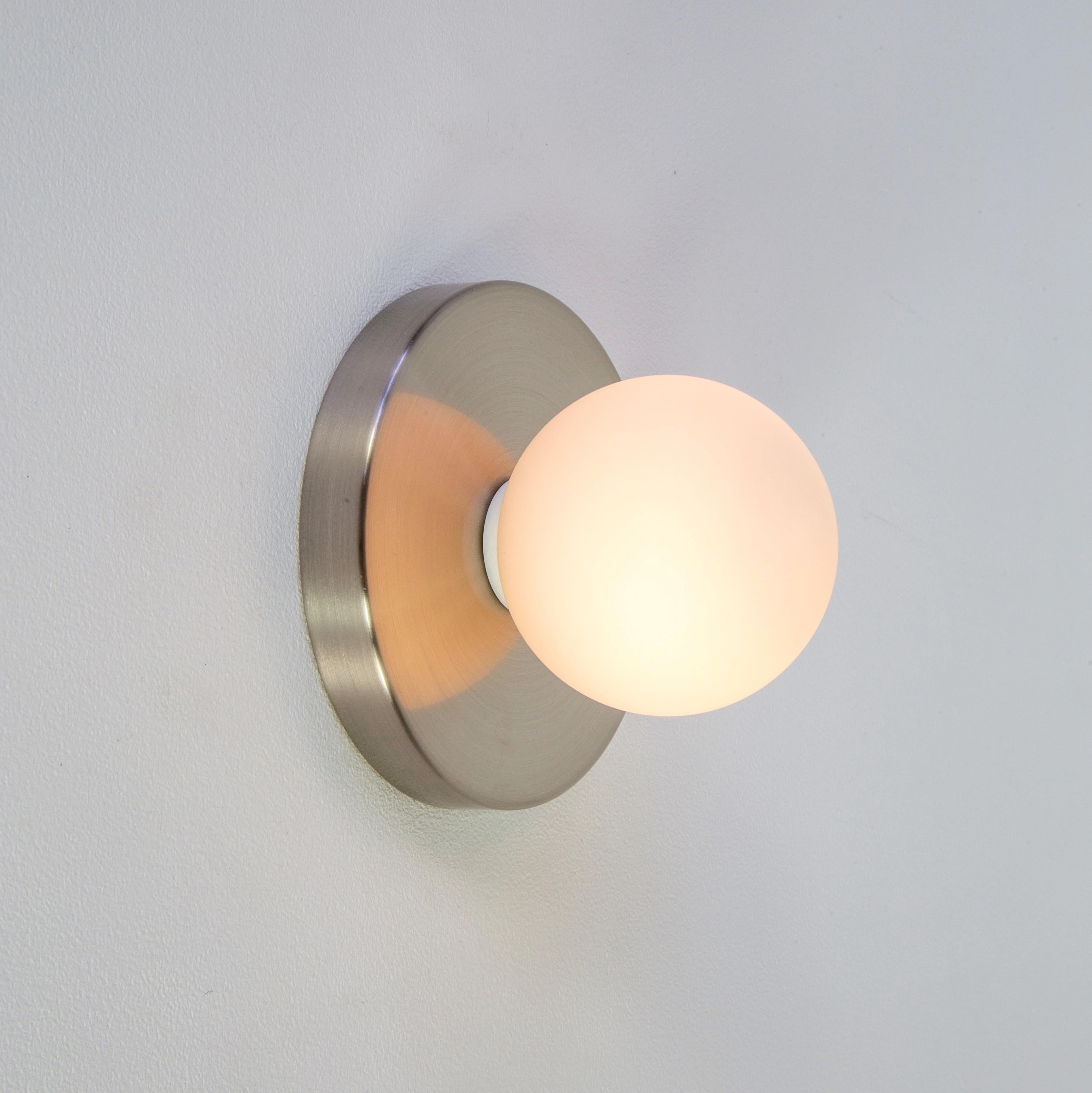 Americano Globe Sconce di Research.Lighting, Nickel spazzolato, vetro da 3 pollici, In magazzino in vendita