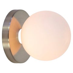 Globe Sconce di Research.Lighting, Nickel spazzolato, vetro da 5 pollici, In magazzino