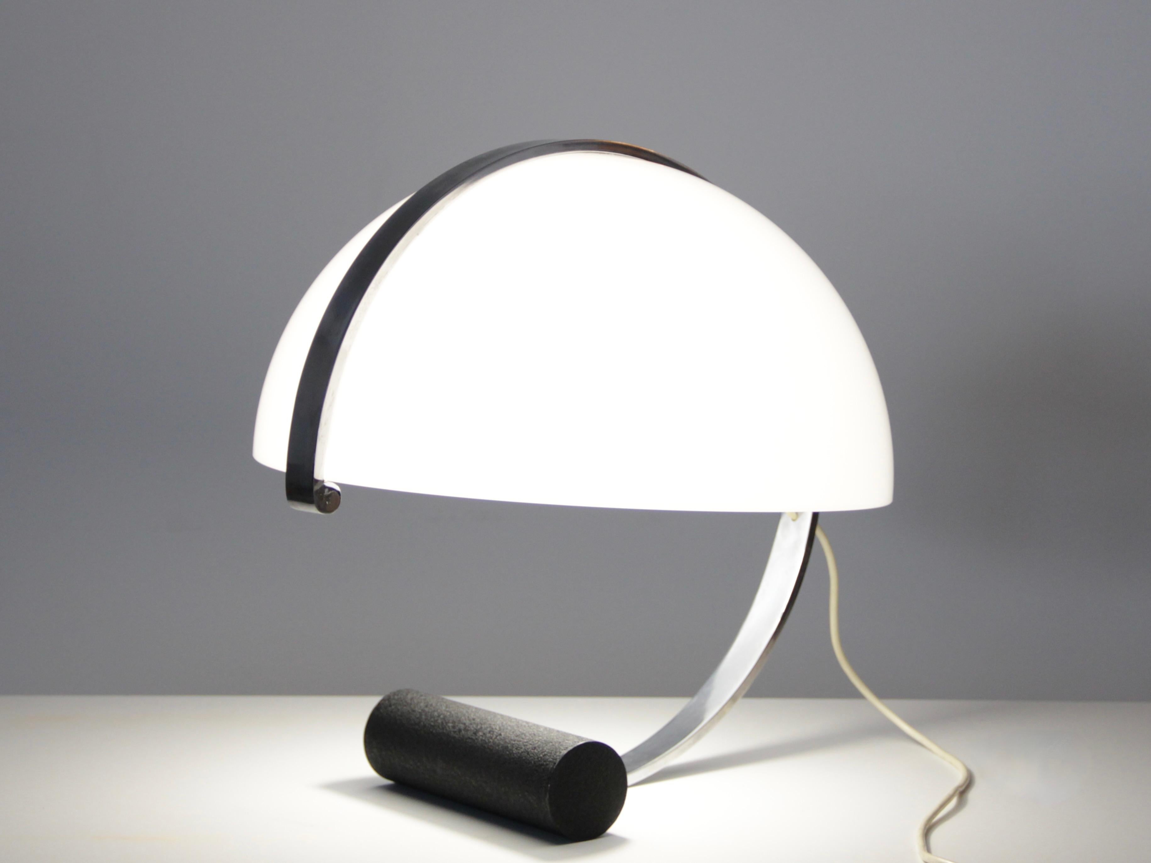 Italian design globe shaped plexiglass table lamp by Stilnovo for Artimeta, 1960.