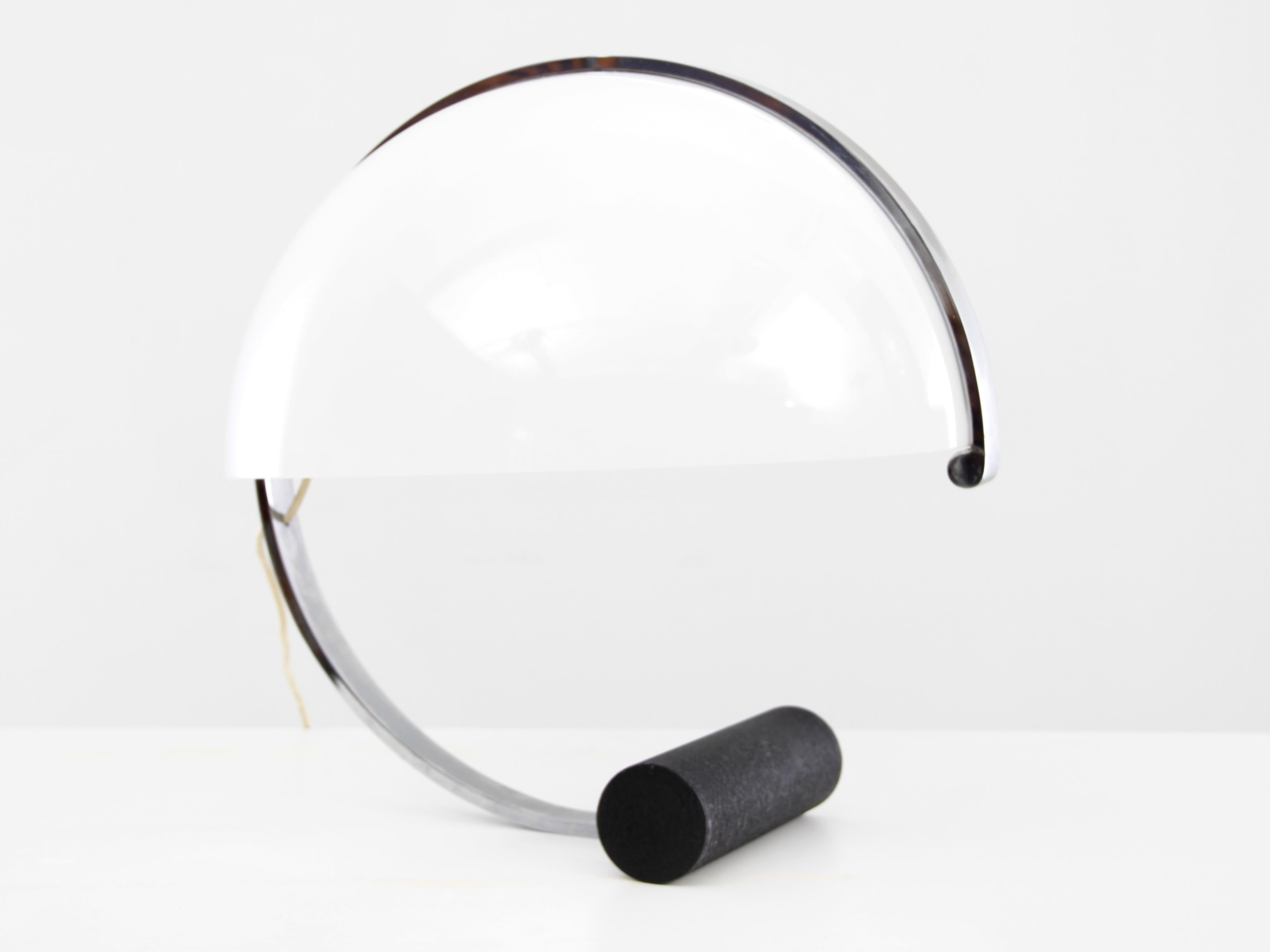 Mid-20th Century Globe Shaped Plexiglass Table Lamp by Stilnovo for Artimeta For Sale