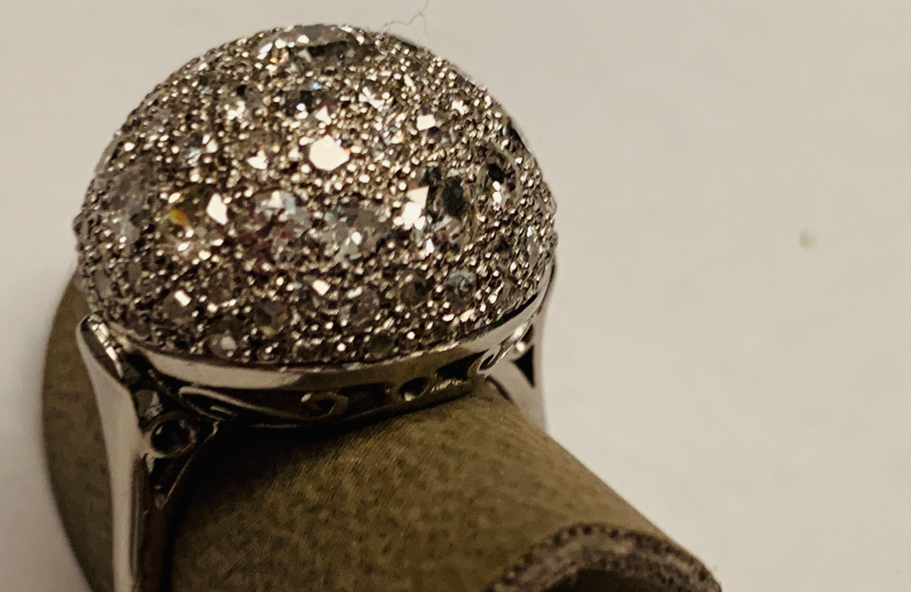 Globe Shaped Vintage Platinum Diamond Ring In Good Condition For Sale In Zurich, Zollstrasse