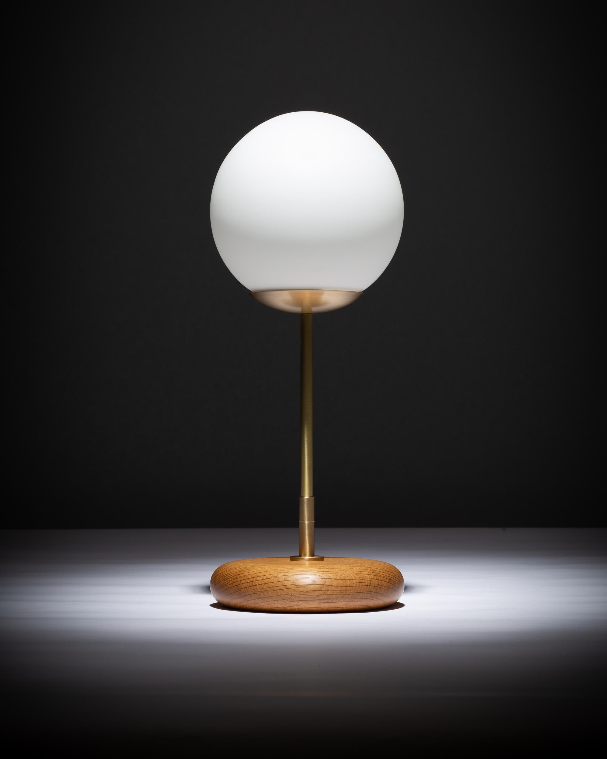 Moderne Lampe à poser Globe Smoked Oak Pebble en vente