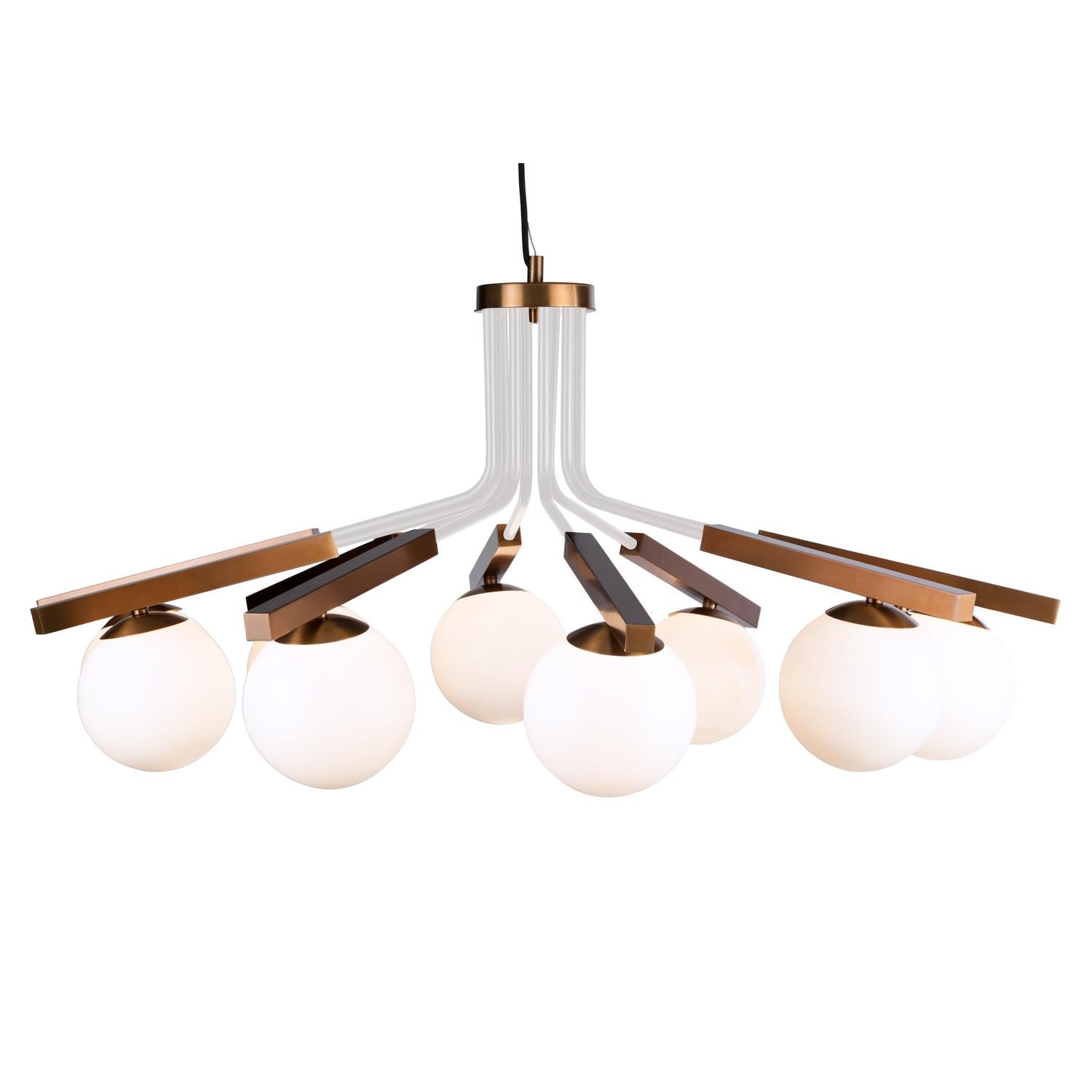 La lampada Globe è una lampada straordinaria e senza tempo con una delicata struttura in metallo laccato e bronzo e morbidi globi in vetro opalino. Realizzato su ordinazione. 

Parte del gruppo di design Mambo Unlimited Ideas, presso le lampade Utu