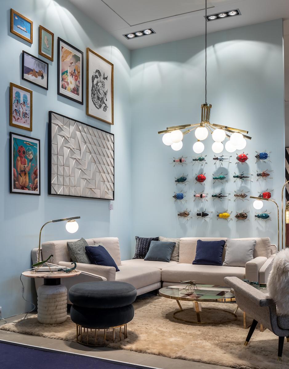 Portoghese Lampada a sospensione Globe di ispirazione Art Deco contemporanea in metallo nero e bronzo spazzolato in vendita
