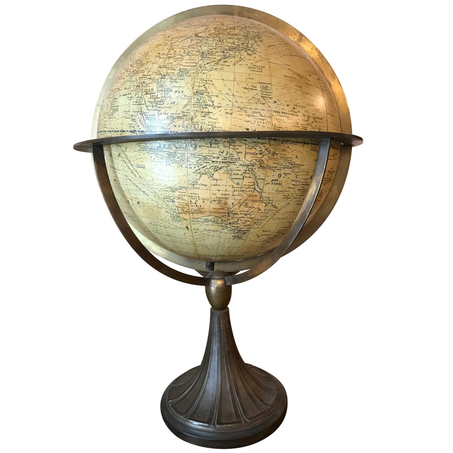 Globe Terrestre en verre fabriqué en 1935-1936, Art Déco par Girrard Barrère & Thomas en vente
