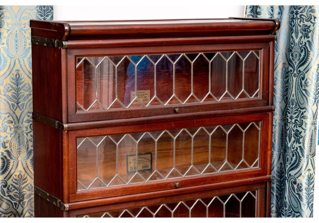 Globe Wernicke 4 Stack Barrister Sectional Bookcase With Leaded Glass Doors #2 (Bibliothèque sectionnelle avec portes en verre au plomb) en vente 2
