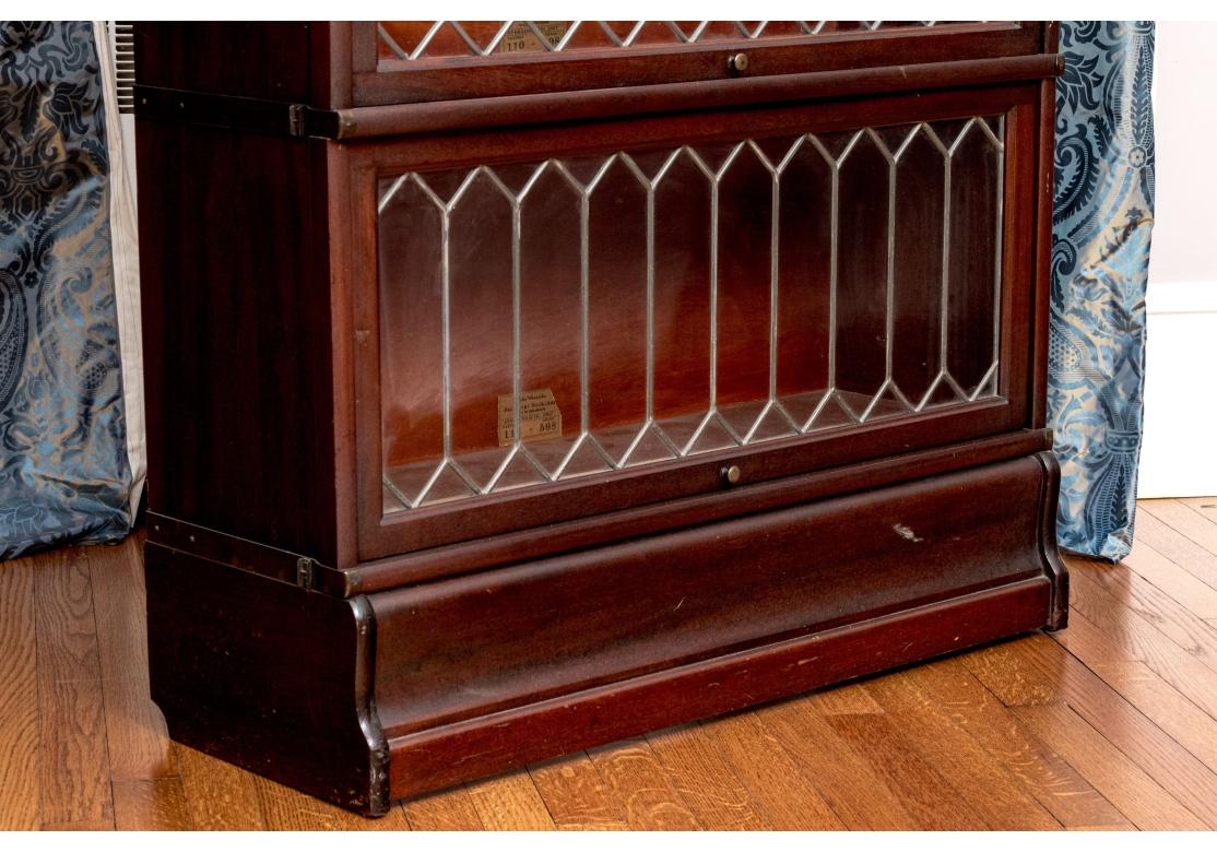 Arts and Crafts Globe Wernicke 4 Stack Barrister Sectional Bookcase With Leaded Glass Doors #2 (Bibliothèque sectionnelle avec portes en verre au plomb) en vente