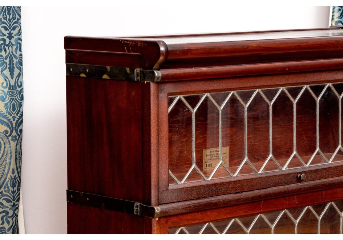 20ième siècle Globe Wernicke 4 Stack Barrister Sectional Bookcase With Leaded Glass Doors #2 (Bibliothèque sectionnelle avec portes en verre au plomb) en vente