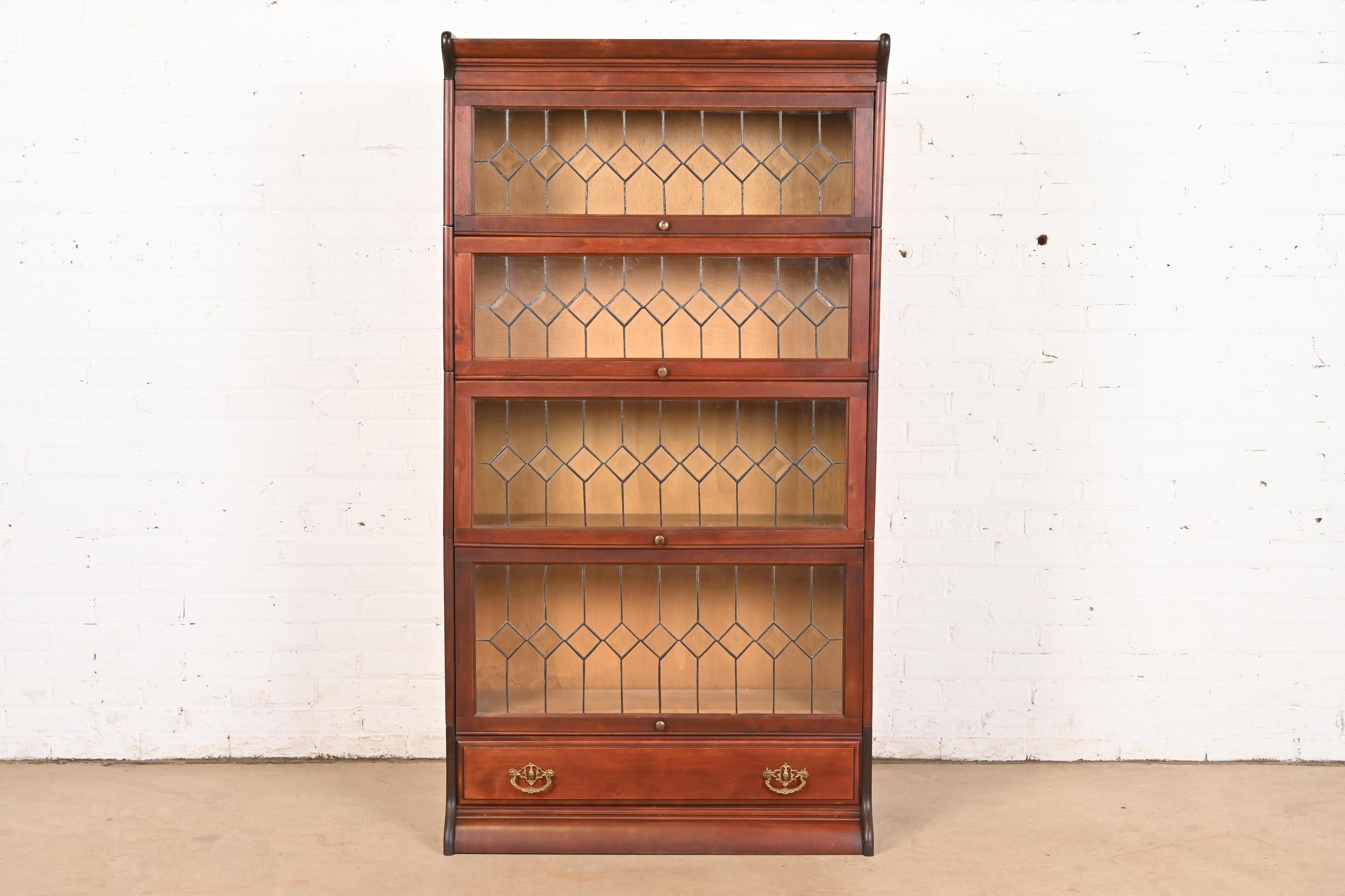Magnifique bibliothèque barrister à quatre niveaux en acajou avec portes en verre au plomb.

Par Globe Wernicke

USA, Circa 1900

Dimensions : 34,13 