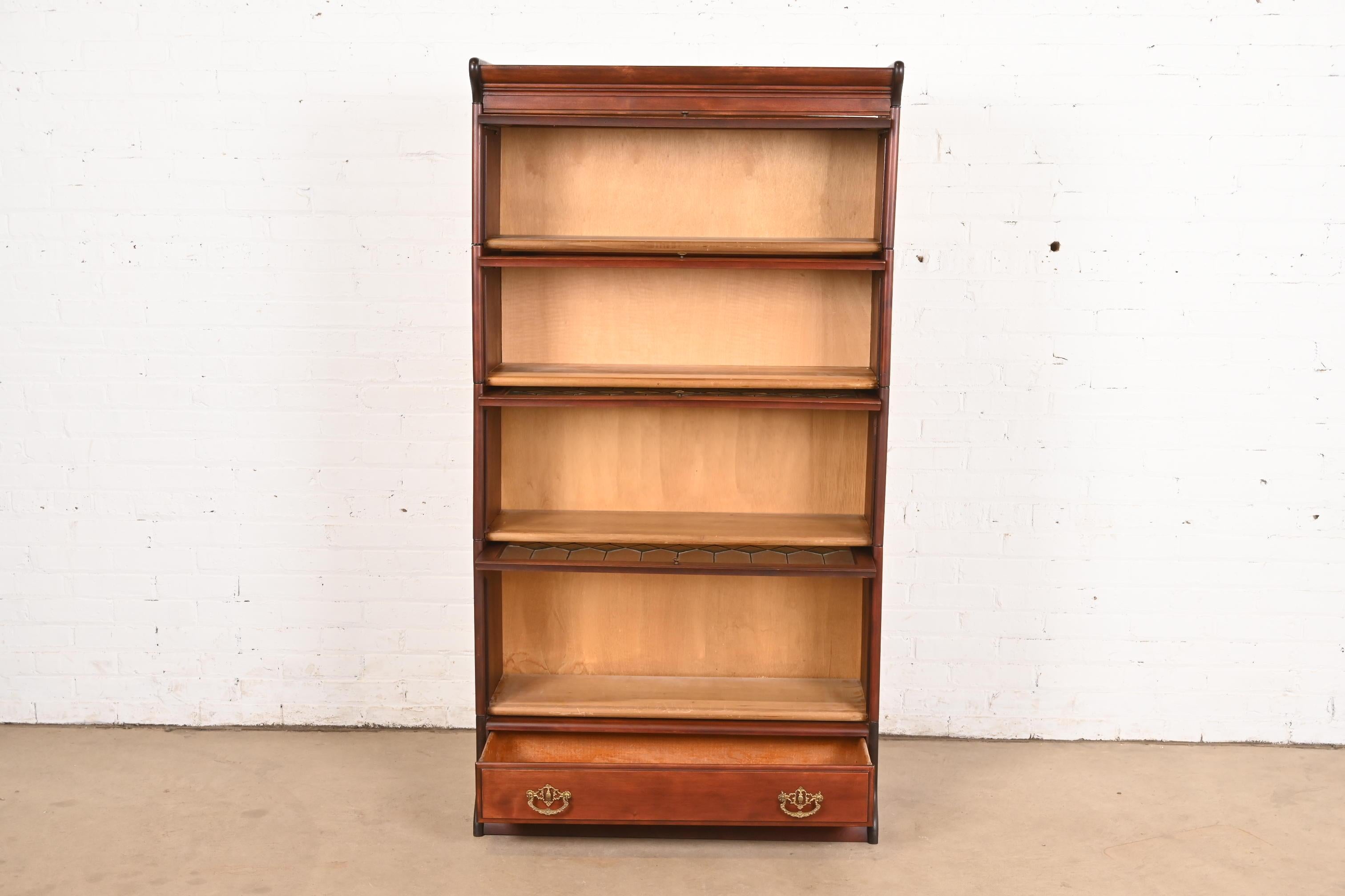 20ième siècle Globe Wernicke Ancienne bibliothèque de barriste à quatre niveaux en acajou de style Arts & Crafts en vente