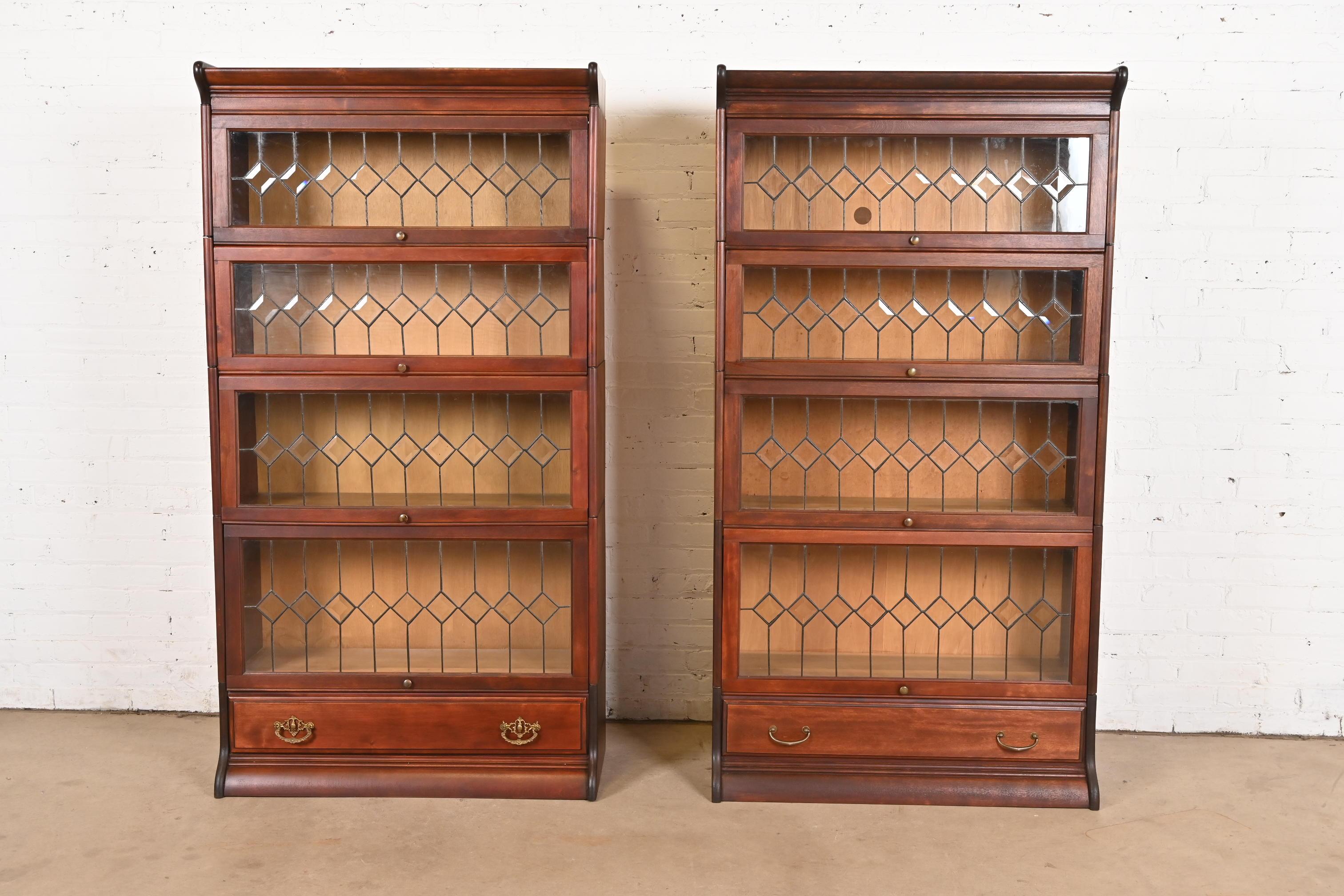 Una splendida coppia di librerie barrister a quattro ripiani in mogano con ante in vetro piombato

Di Globe Wernicke

USA, circa 1900

Misure: 34,13
