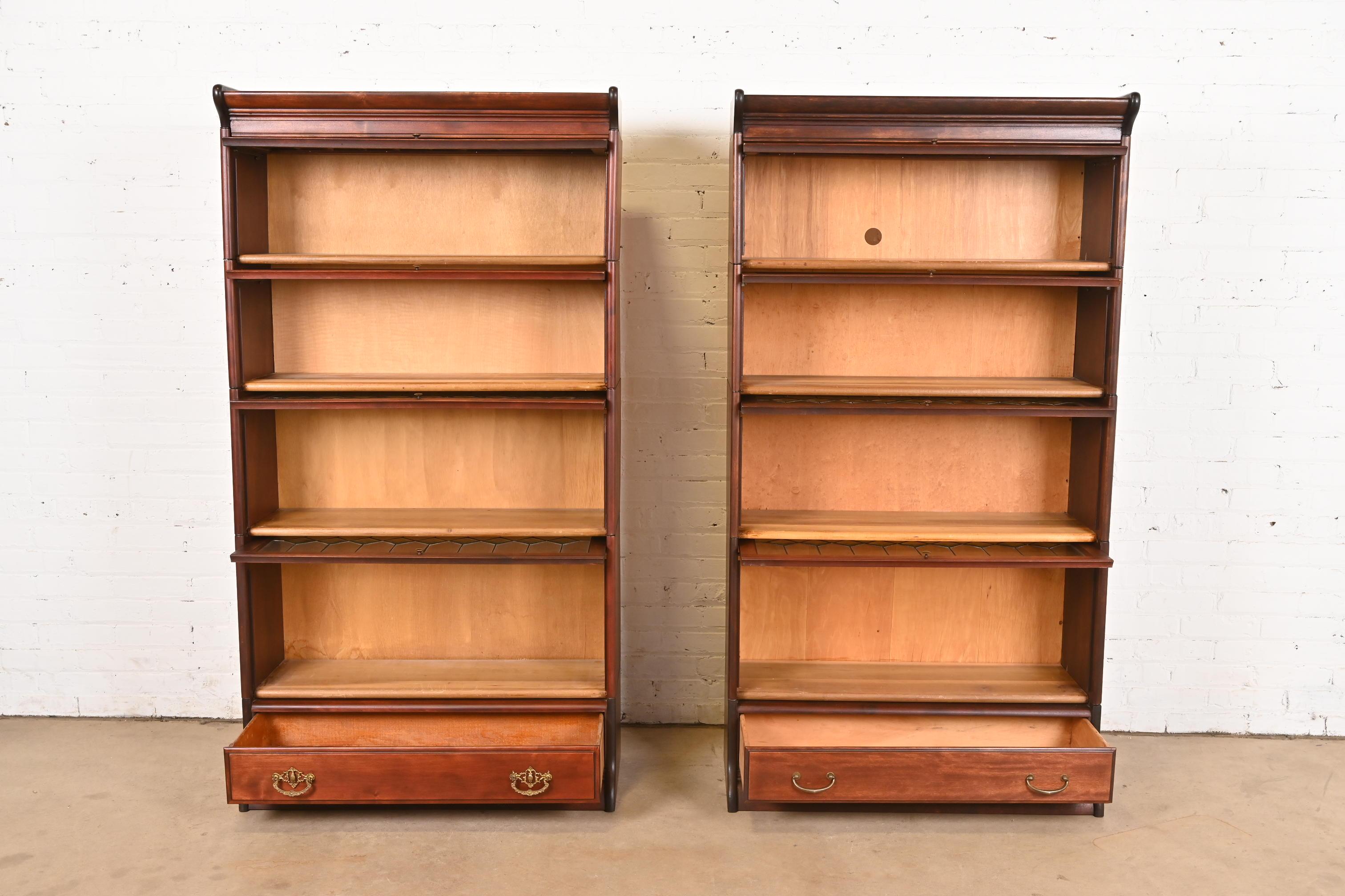 XX secolo Globe Wernicke - Librerie a quattro ripiani in mogano di arte e artigianato antico in vendita