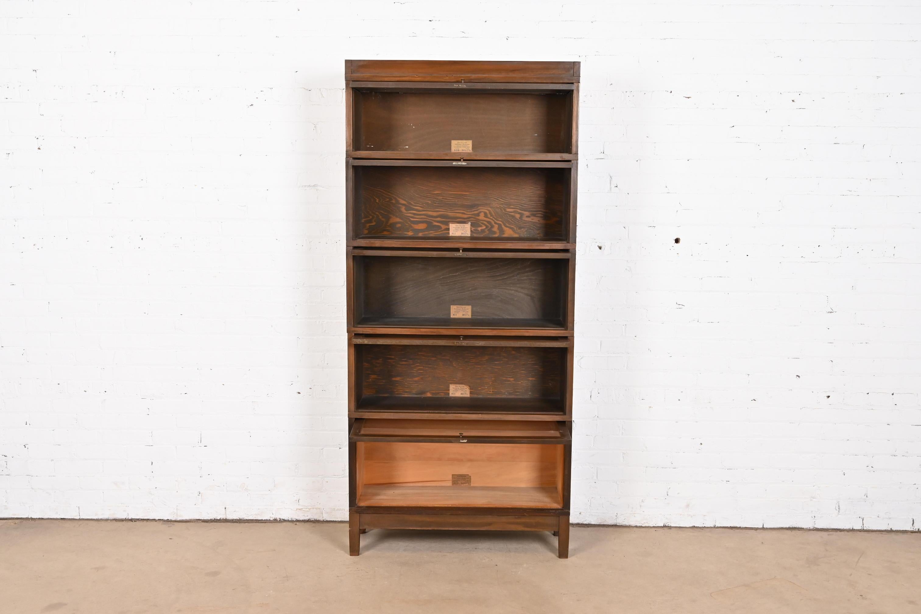 20ième siècle Globe Wernicke Ancienne bibliothèque de barriste à cinq niveaux en noyer Arts & Crafts en vente