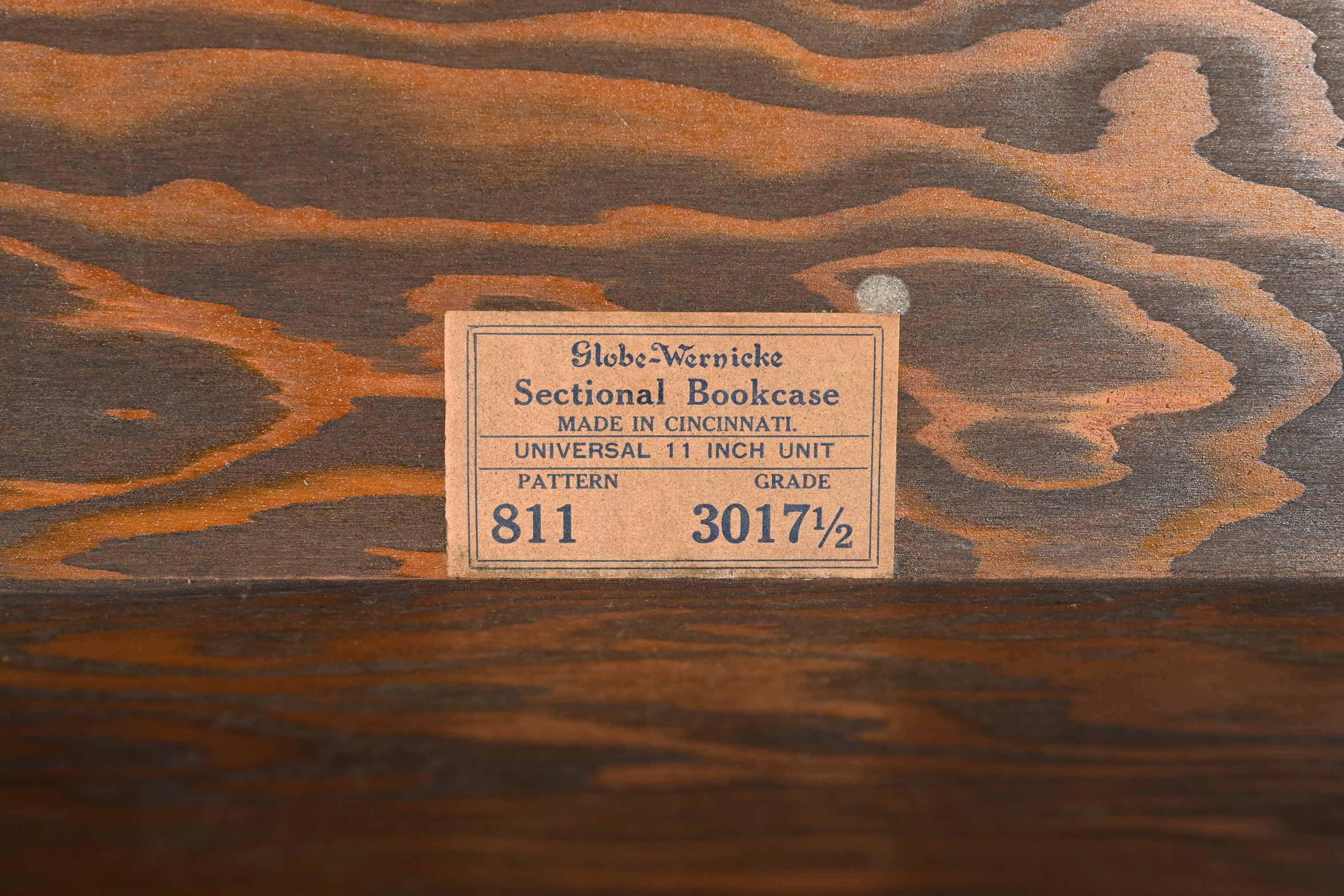 Laiton Globe Wernicke Ancienne bibliothèque de barriste à cinq niveaux en noyer Arts & Crafts en vente