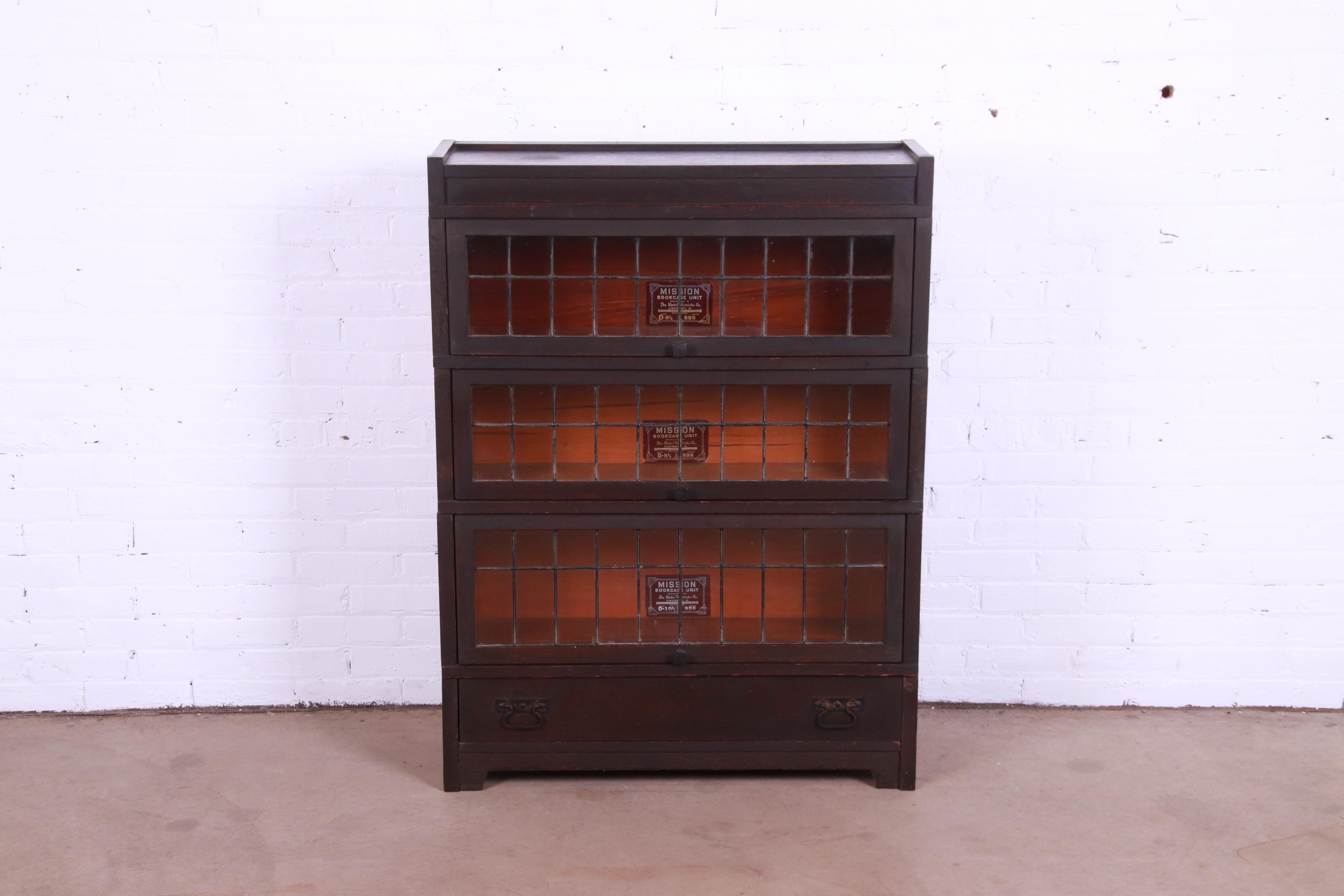 Globe Wernicke Antique Mission Oak Three-Stack Leaded Glass Barrister Bookcase In Good Condition In South Bend, IN