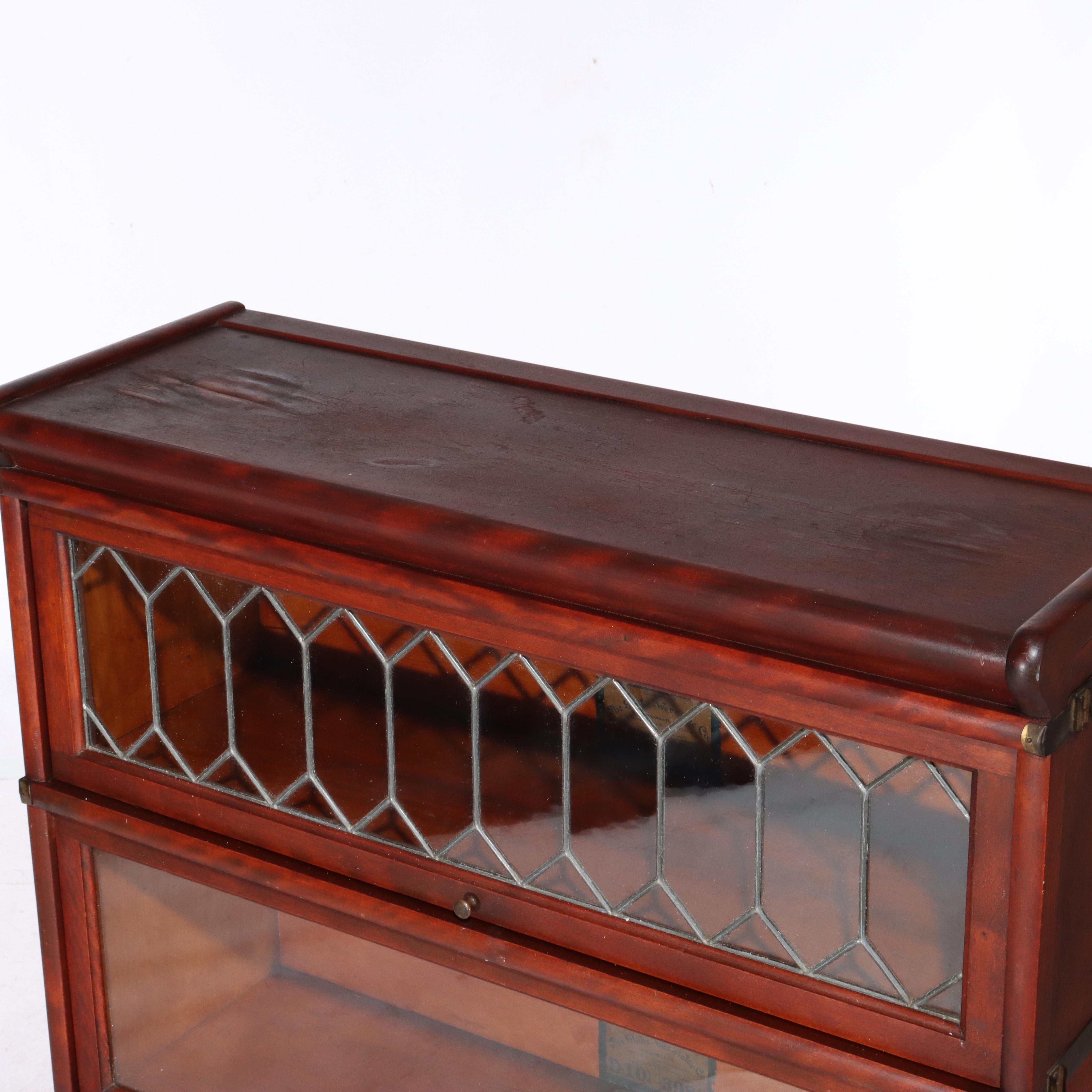 20ième siècle Globe Wernicke Arts & Crafts Acajou et verre au plomb Bibliothèque d'avocat c1920 en vente