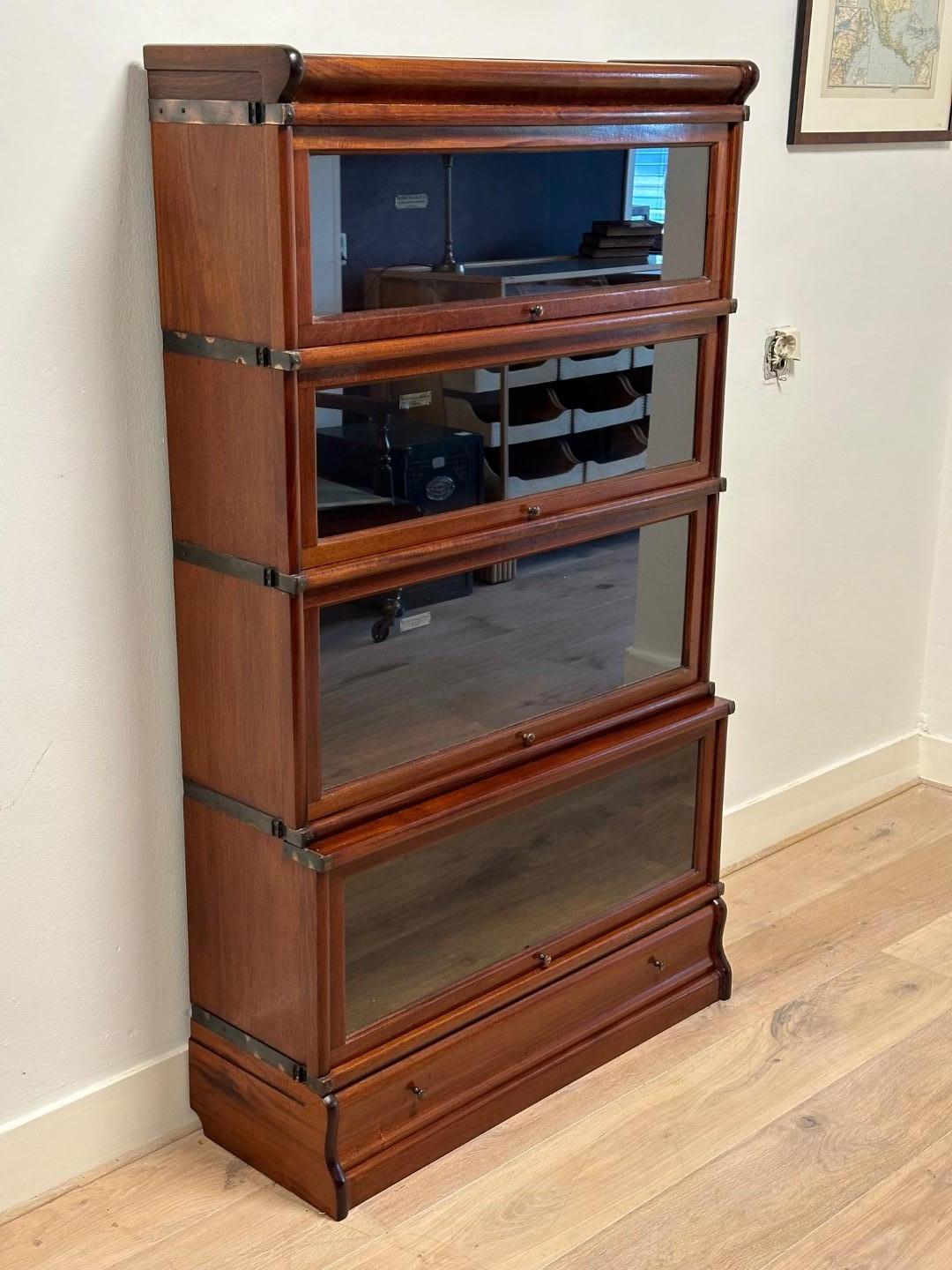 Beautiful antique mahogany Globe Wernicke bookcase consisting of 4 stackable parts. With drawer in the plinth.

Origin: England
Period: Approx. 1900
Size: Br. 86cm, D.29/26cm, H. 146cm