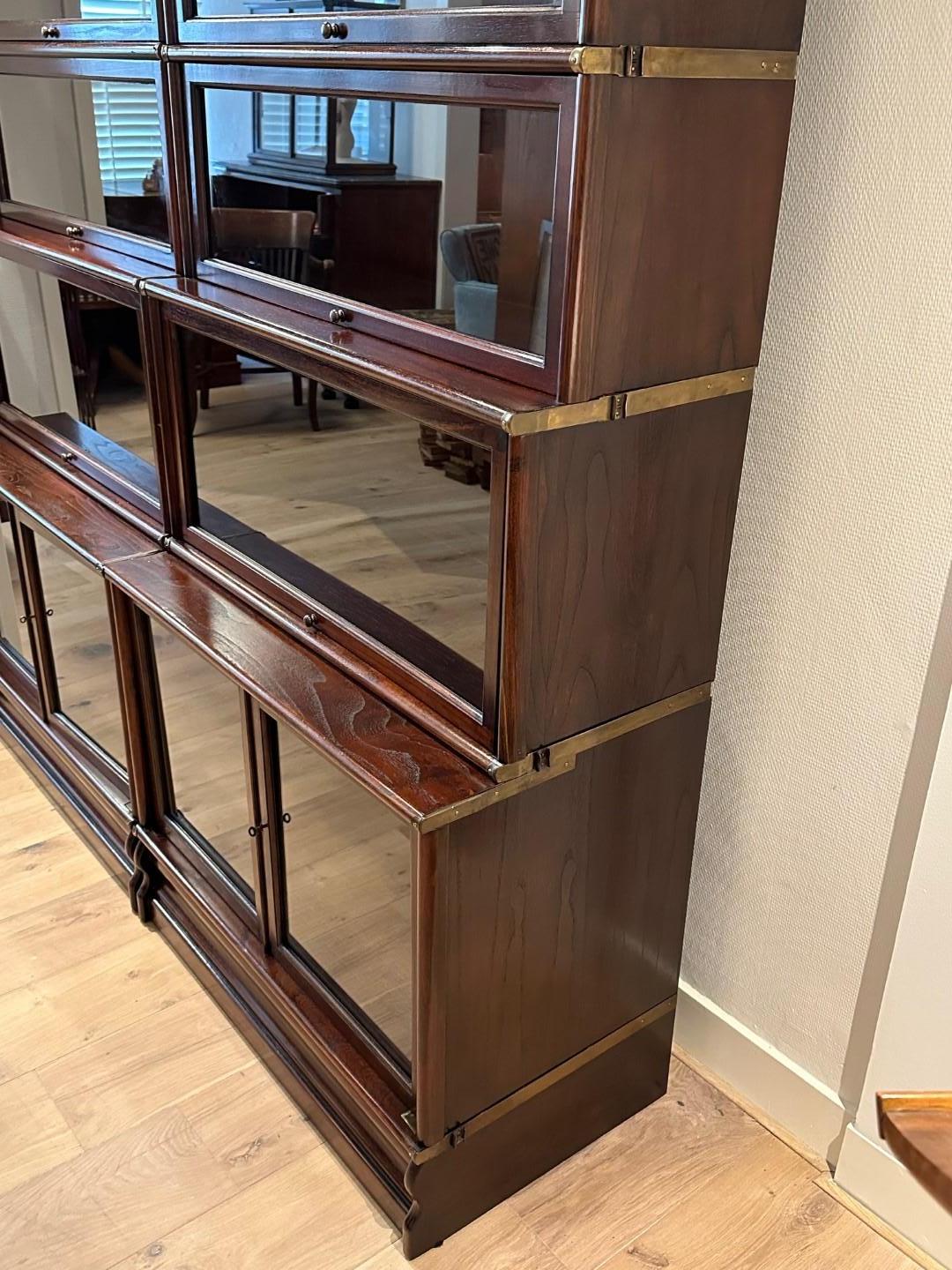 Beautiful Globe Wernicke bookcase in good condition. Consisting of 10 stackable parts. Can also be set up as 2 separate cabinets. Nice distribution with doors at the bottom and 3 different depths. No antique cupboard.

Period: 1990-2000
Size: 172cm