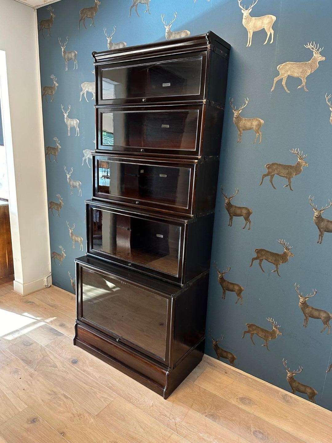 Beautiful antique mahogany Globe Wernicke bookcase in completely original condition. The cabinet has 4 different depths. That is special.
Globe Wernicke bookcases consist of separate stackable elements. This cabinet consists of a base 5 cabinet