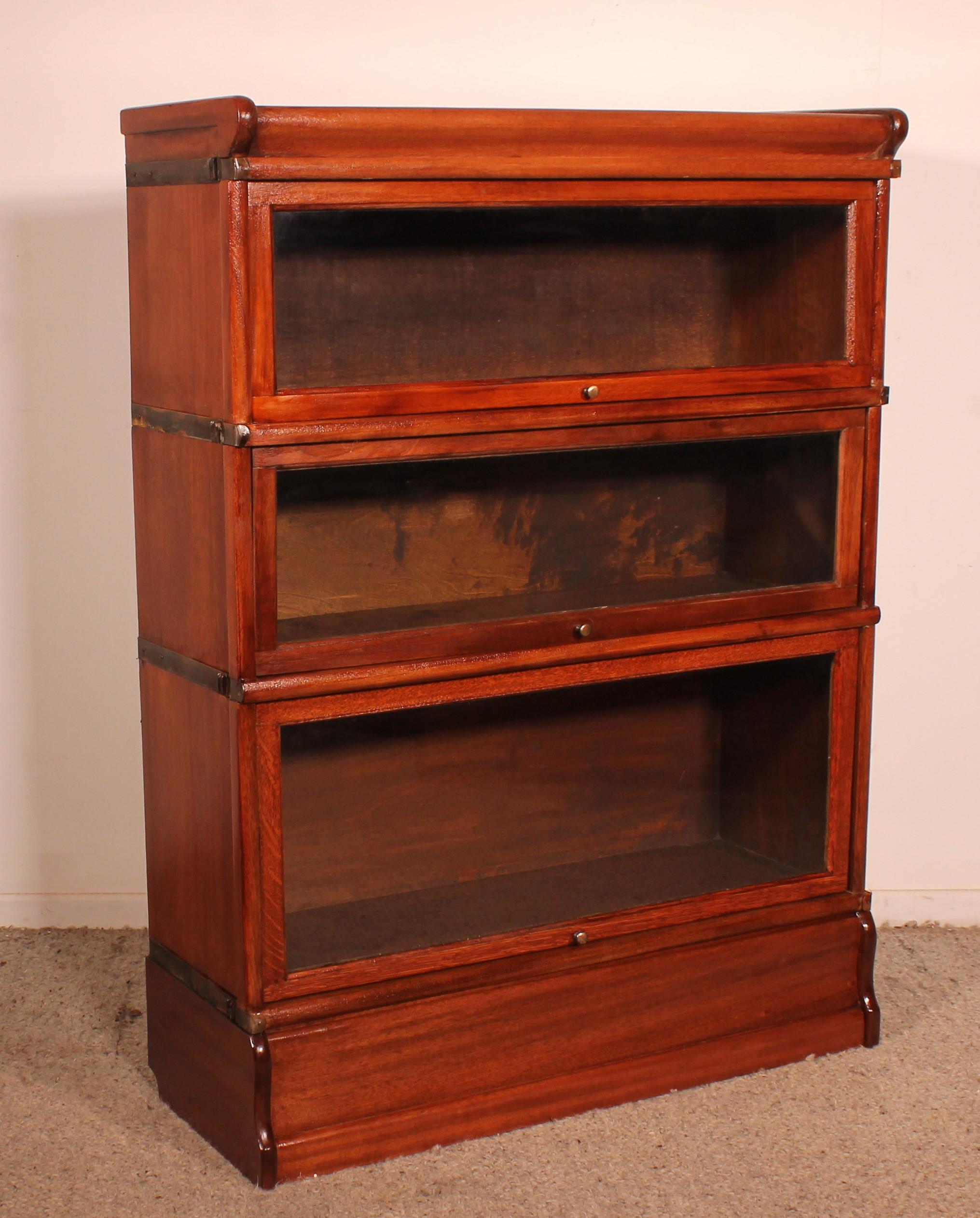 Elegant Globe Wernicke London mahogany bookcase from the end of the 19th century - Early 20th century  from England which has 3 elements

Small model which is composed of a molded base and top and 3 glazed elements

The windows slide inside the